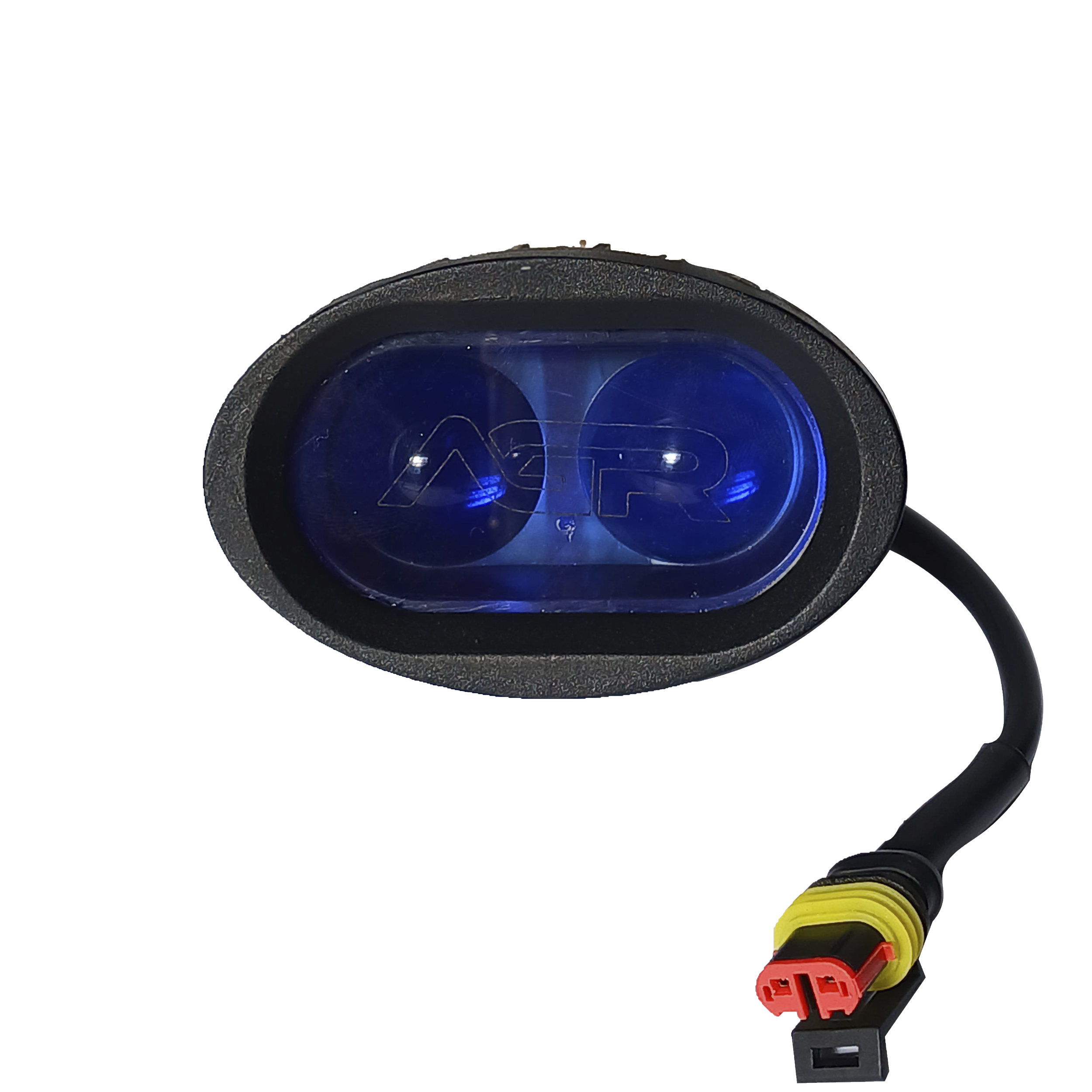 Luz de descarga de xenônio de um farol de carro com a marca 'ATR' visível na lente