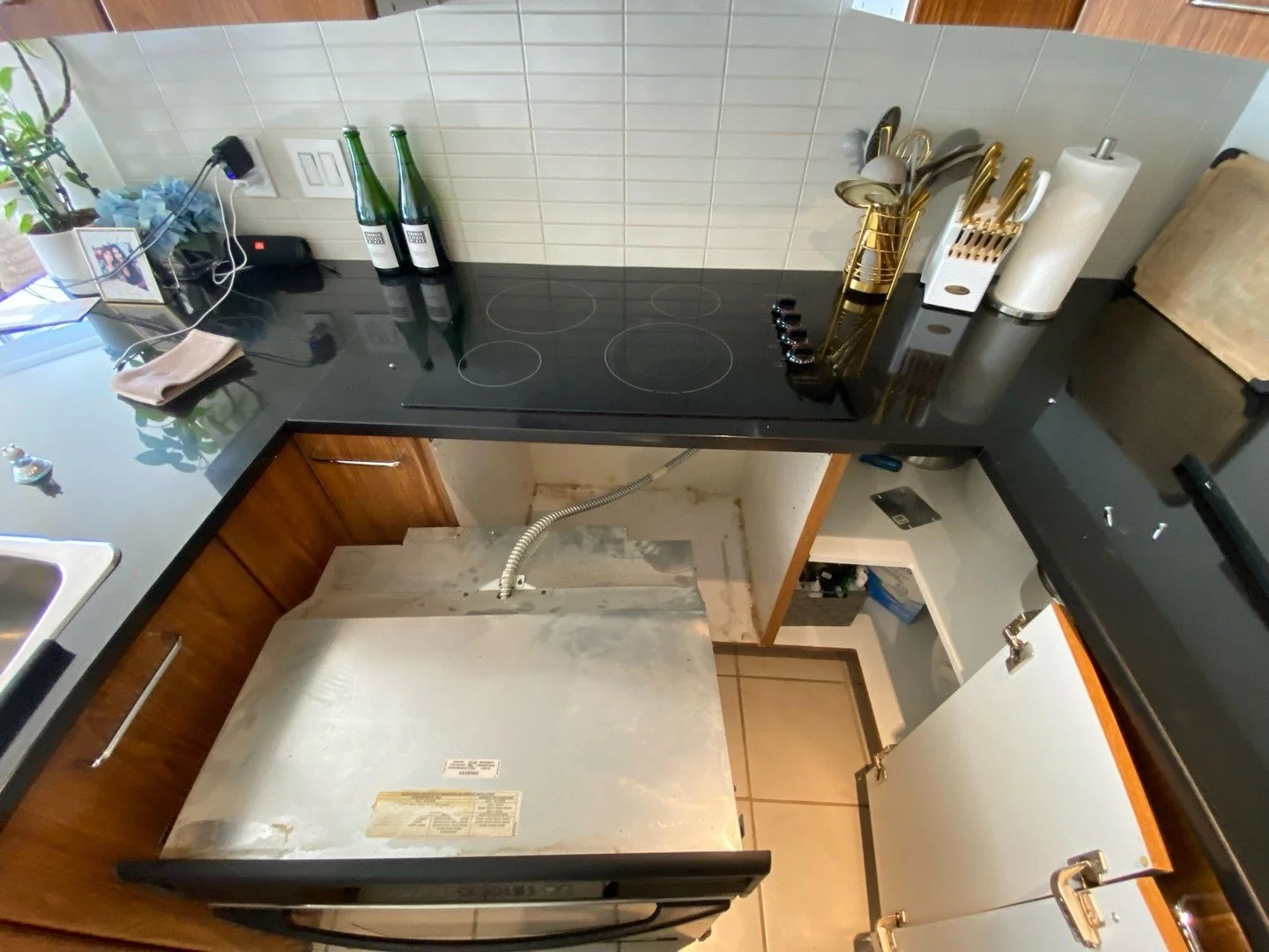 Got a cracked or non-functioning cooktop?
We can repair it — or replace it if it’s beyond saving. π§π₯ 
#onecallwedoitall #vancouverhandyman #kitshandyman #northvanhandyman #westvanhandyman #burnabyhandyman #richmondhandyman #mrfixit #wo