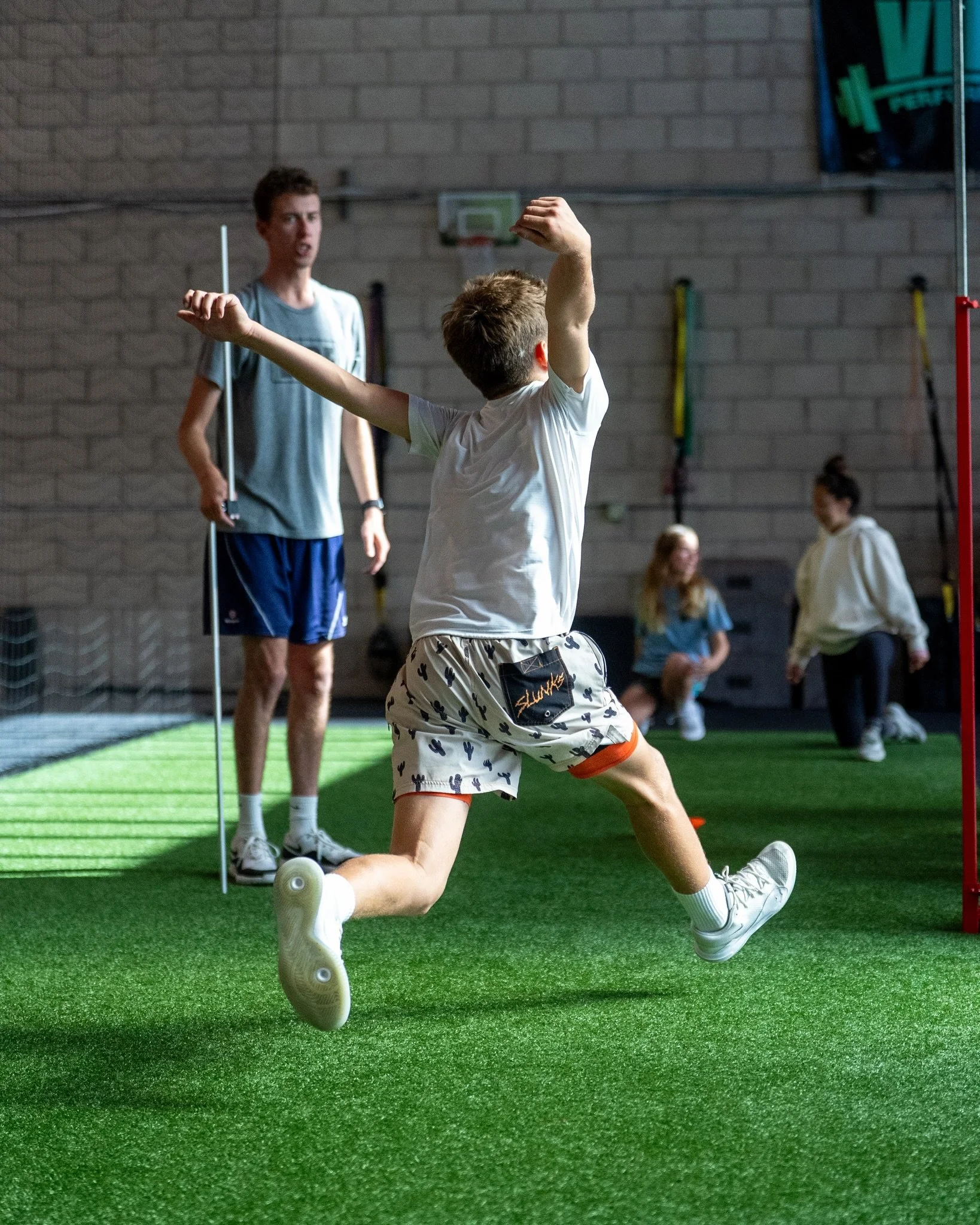 Swipe through➡️➡️➡️

Here at VIBE, we conduct vertical testing to monitor your progress both on and off the court 💪

Come and check out our performance classes with our awesome trainers 🤩