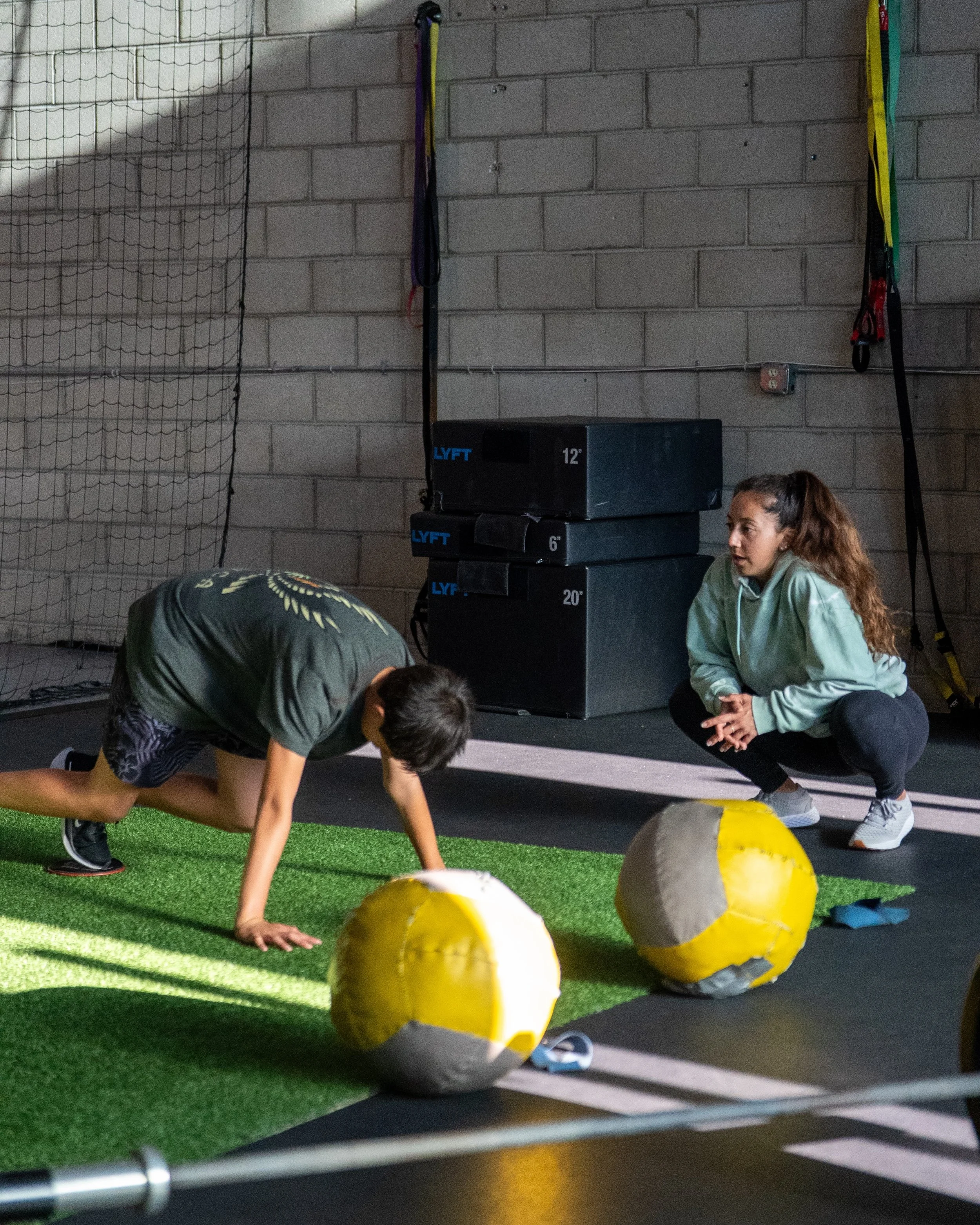 Bodyweight Training 🤸&zwj;♂️

Here at VIBE, we emphasize bodyweight training just as much as weight training

Bodyweight exercises:

Help beginners ease into using weights during training ✅

Build balance and flexibility ✅

support the natural align