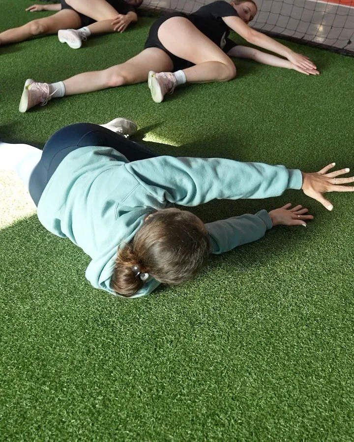 Before you touch the weights, start with dynamic stretching 
💪🔥 

It helps wake up your muscles, get your blood flowing, and prepare your body to move the way it needs to in the gym. Going into a workout cold can limit your movement and increase yo