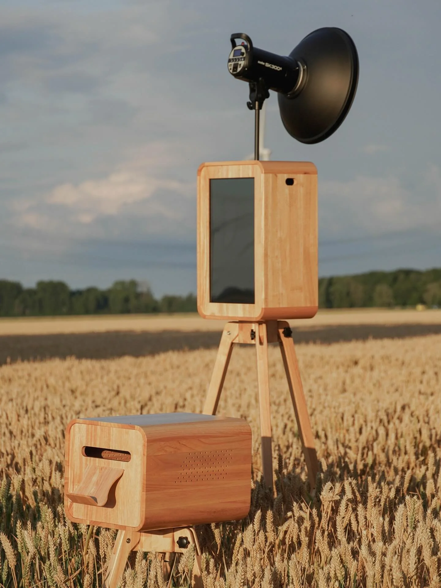 Stijlvol, warm en uniek. Onze houten fotobooth brengt niet alleen herinneringen vast, maar ook een vleugje design naar elk feest. 📸
Of het nu op een bruiloft, festival of buiten in de natuur is, jouw moment wordt vastgelegd in pure stijl.

📷 Leg he