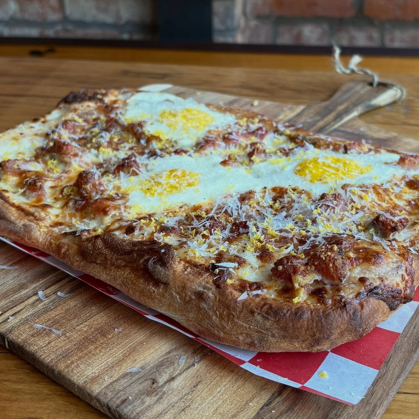 Try our carbonara pizza only at brunch! Served every Saturday and Sunday from 10am to 2pm.