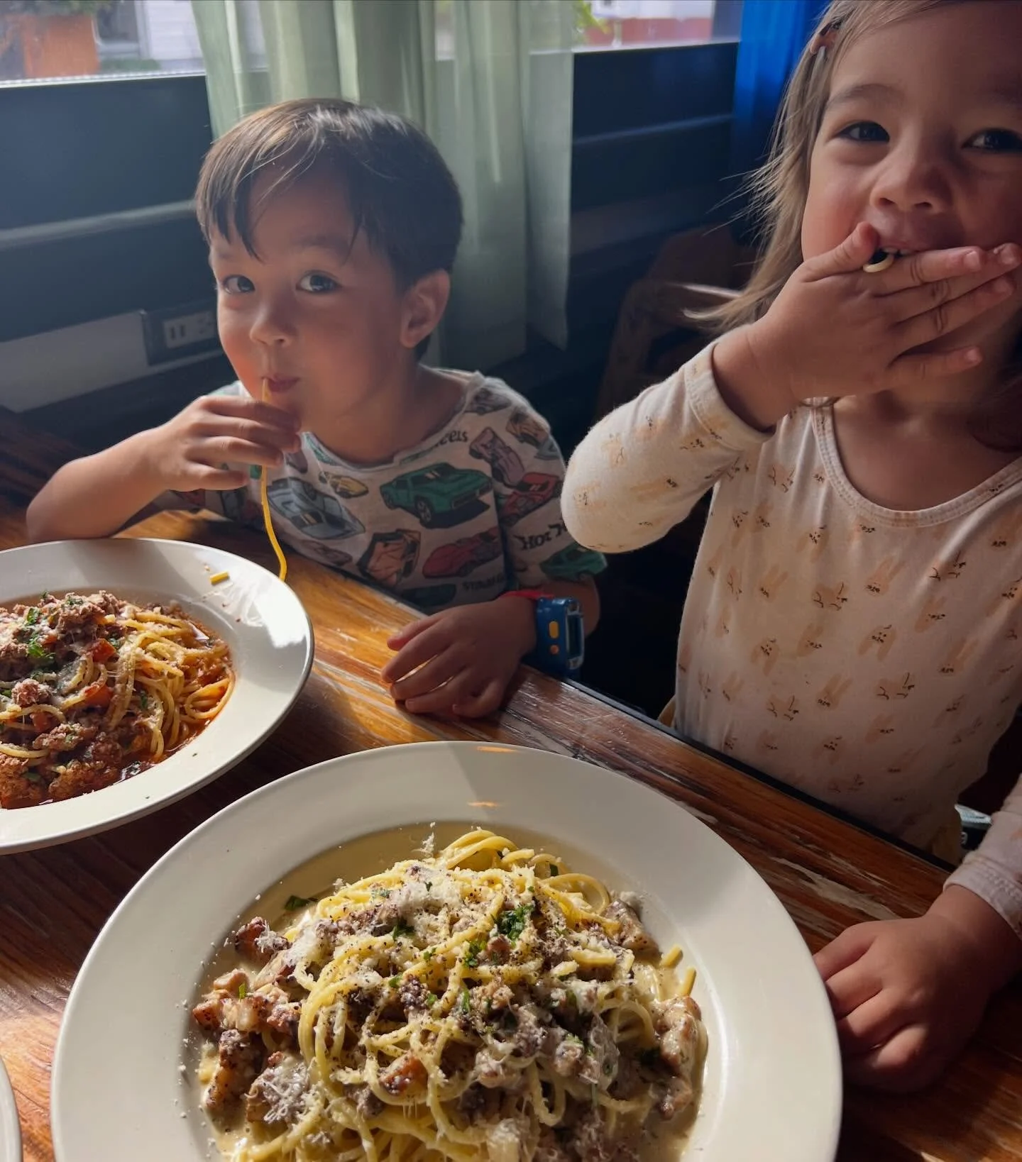 In case you&rsquo;re wondering.. we are a kid friendly place! Even if they don&rsquo;t want to use silverware🍴😂

We also have @darshwoodmagic perform every Monday evening to delight and surprise guests of all ages!