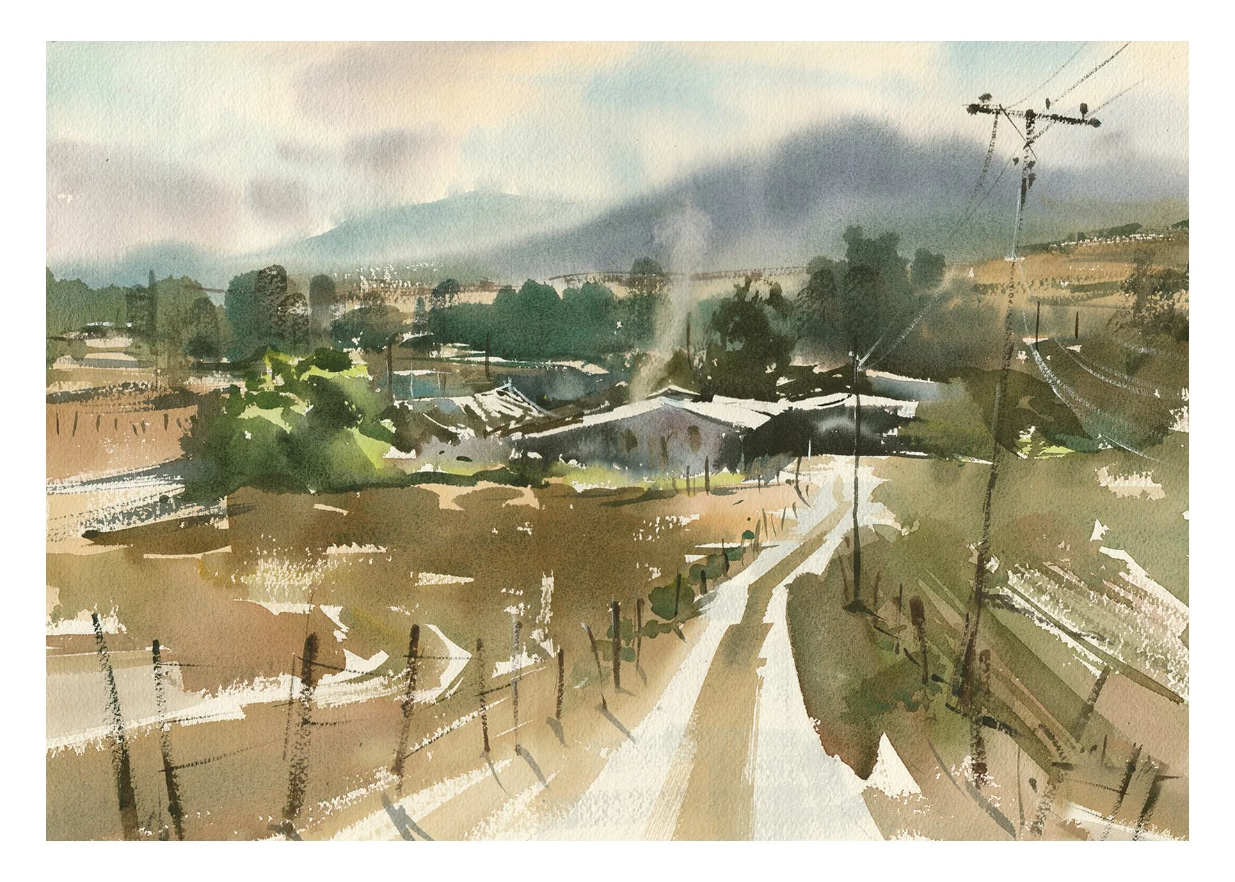 Paisaje rural con caminos de tierra, vallas de madera y cableados eléctricos, conmontañas y humo en el fondo, en un estilo de acuarela.