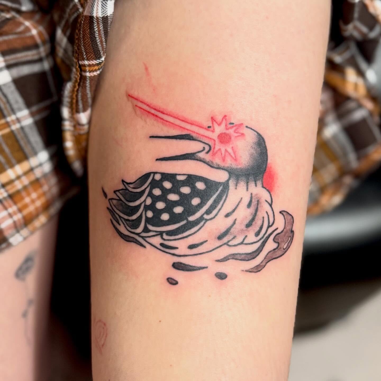 Lazerzzz boop boop I&rsquo;m a Loon 
#loontattoo #birdtattoos #lazerbeam #mntattooartist #minneapolistattooartist