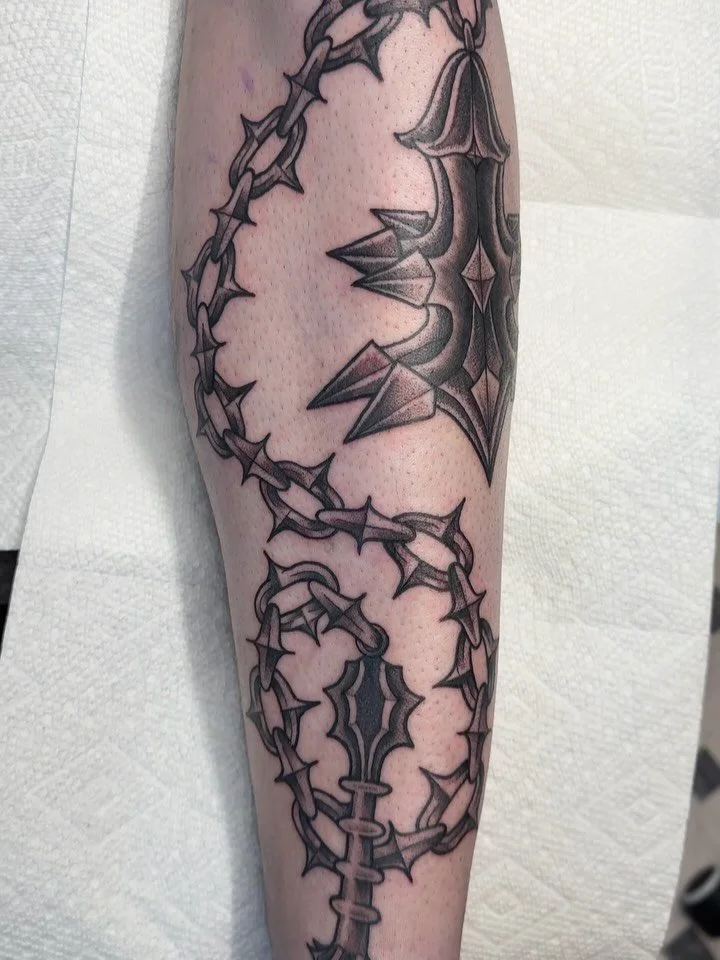 Giddy because I got to do Sauron&rsquo;s flail 🖤🌝 thank you J! One sitting, sat like a rock! 

#lotr #minneapolis #minnesota #tattoo