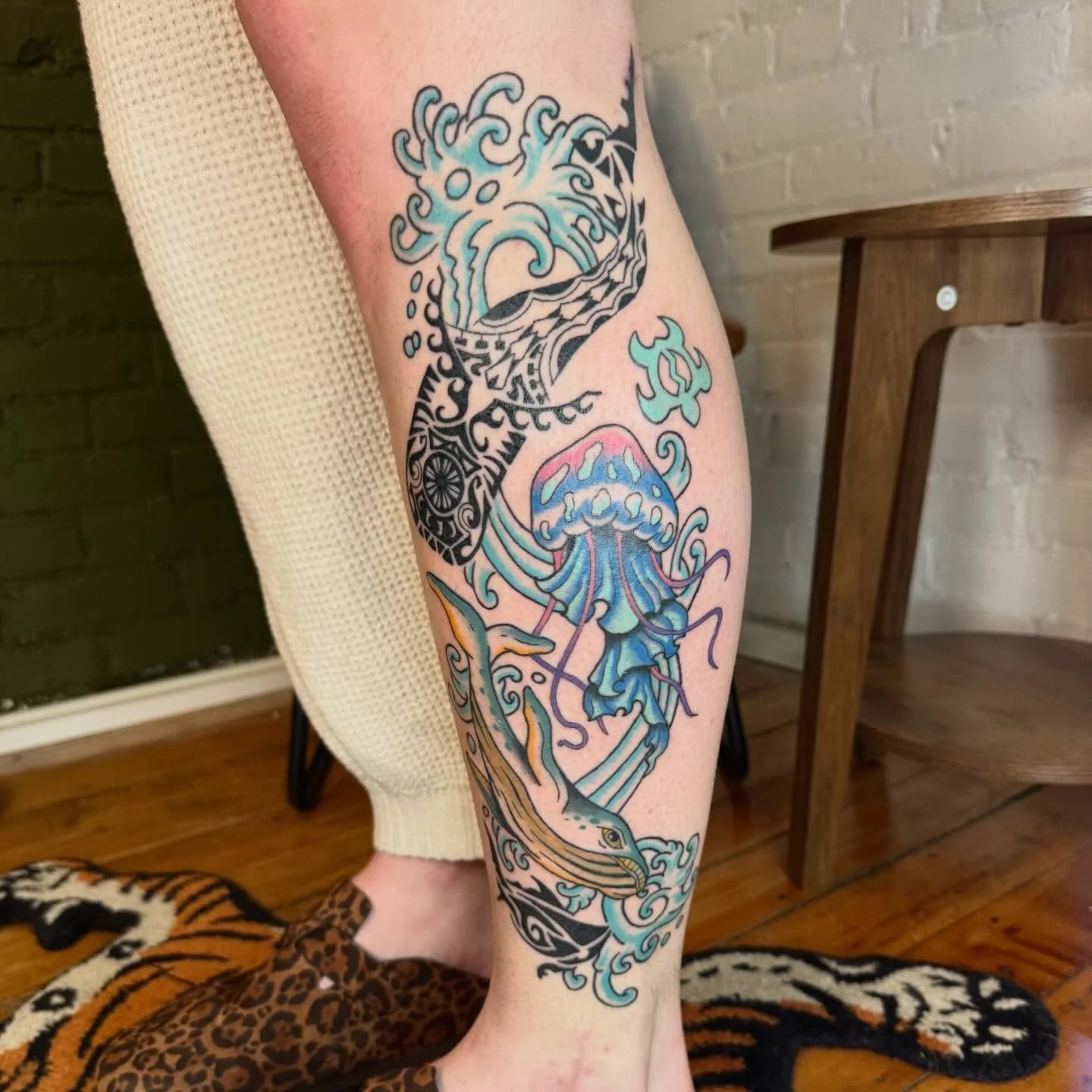 Funky leg piece today! So much color which we all know is my favorite! 
Black and blue waves are healed
Jellyfish and blue whale, were colored today!
#sealifetattoo #whaletattoo #jellyfishtattoo #mntattooartist #minneapolistattooartist