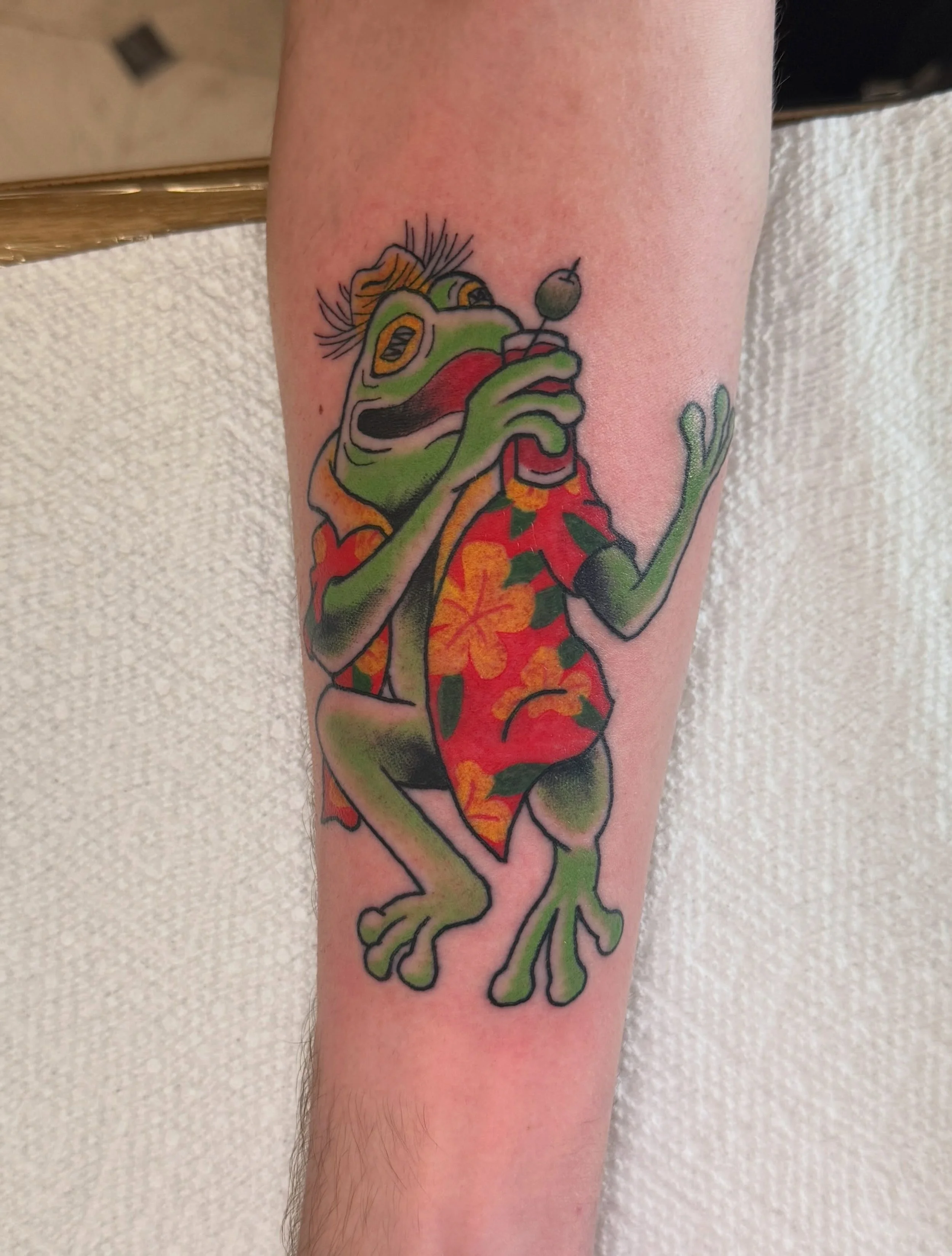 Frog on a vacay 😎
#frogtattoo #mntattooartist #minneapolistattooartist #hawaiianshirt #frogtattoos