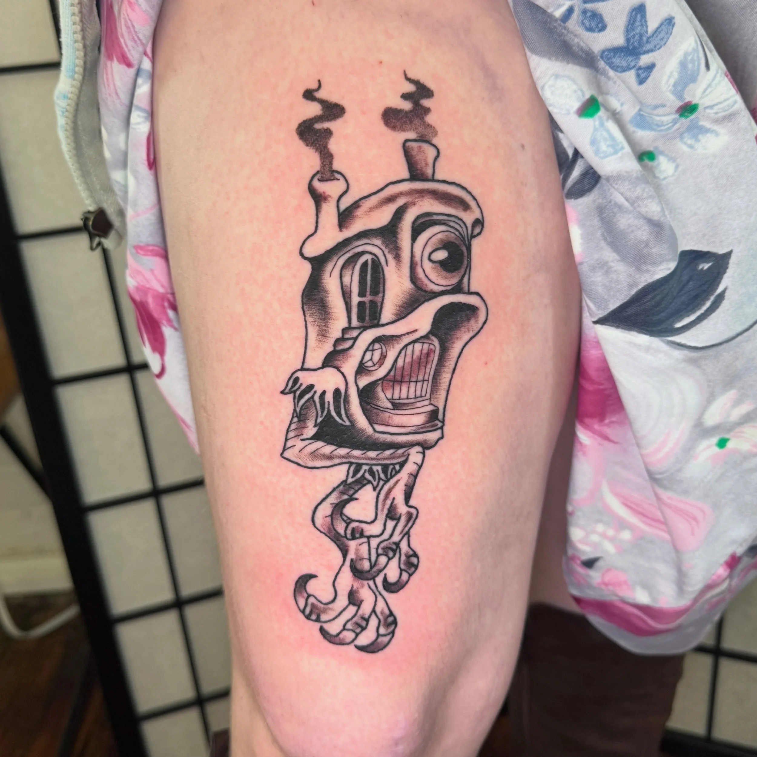 Baba Yaga hut! Love getting to do some flash heck yea!
#babayaga #babayagatattoo #mntattooartist #minneapolistattooartist #blackandgreytattoo