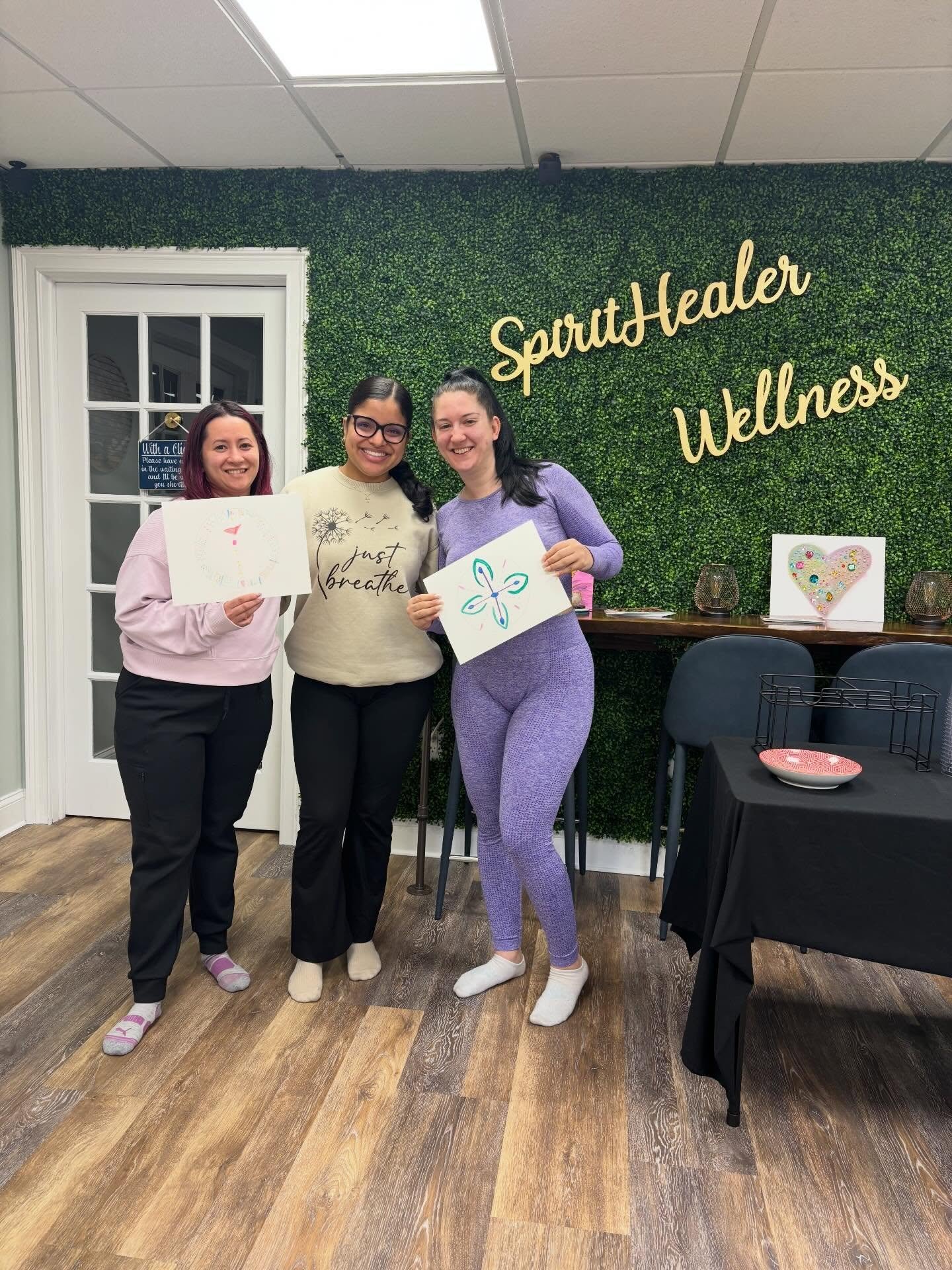 A great small group of ladies to be surrounded by this morning to welcome the Spring Equinox at @spirithealerwellness ✨🌿🎨🧘🏽&zwj;♀️
&bull;
Allowing for the change of seasons to arrive slow, steady, and with ease. Lessening the pressures of the war