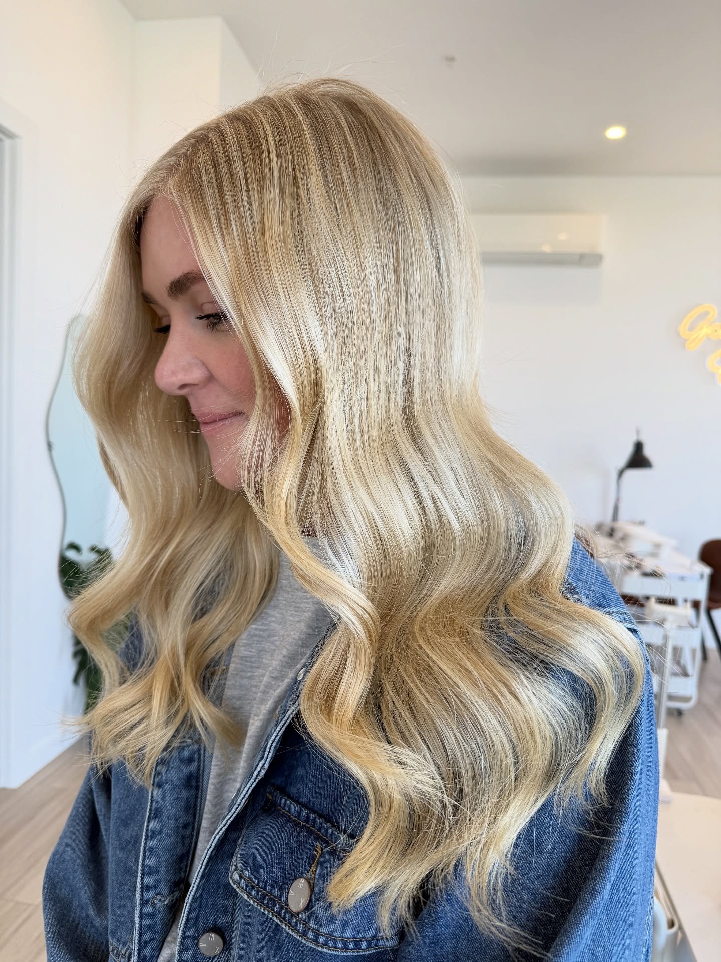 Brightening up the day with this stunning creamy blonde ✨