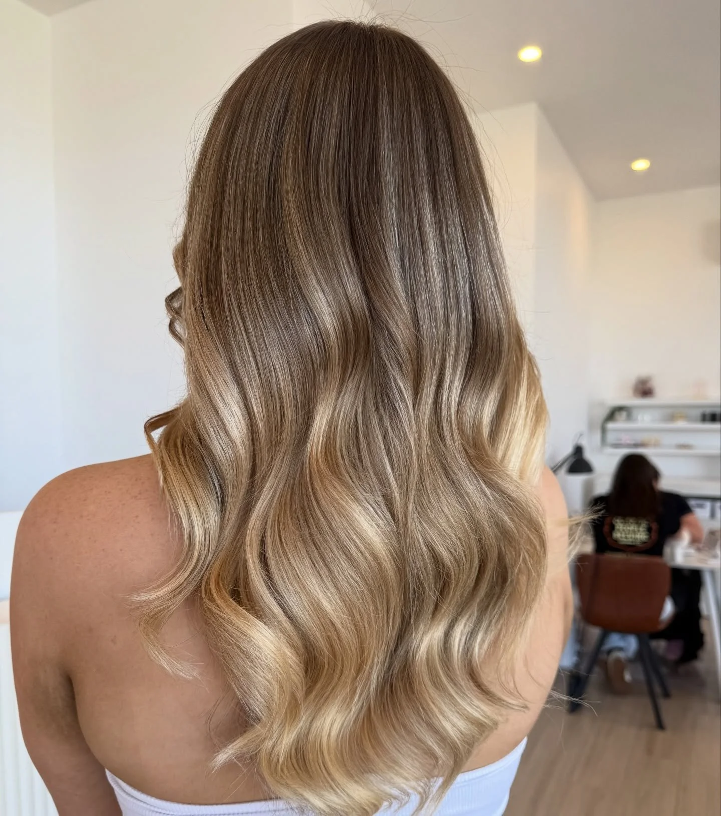 From faded brunette to beautifully blended balayage 🤎
.
We&rsquo;ve been on a journey from, back to back highlights, to lived in blonde, brunette &amp; now a soft blonde balayage. I am obsessed 🤩 We had no breakage using O&amp;M keratin lightener w