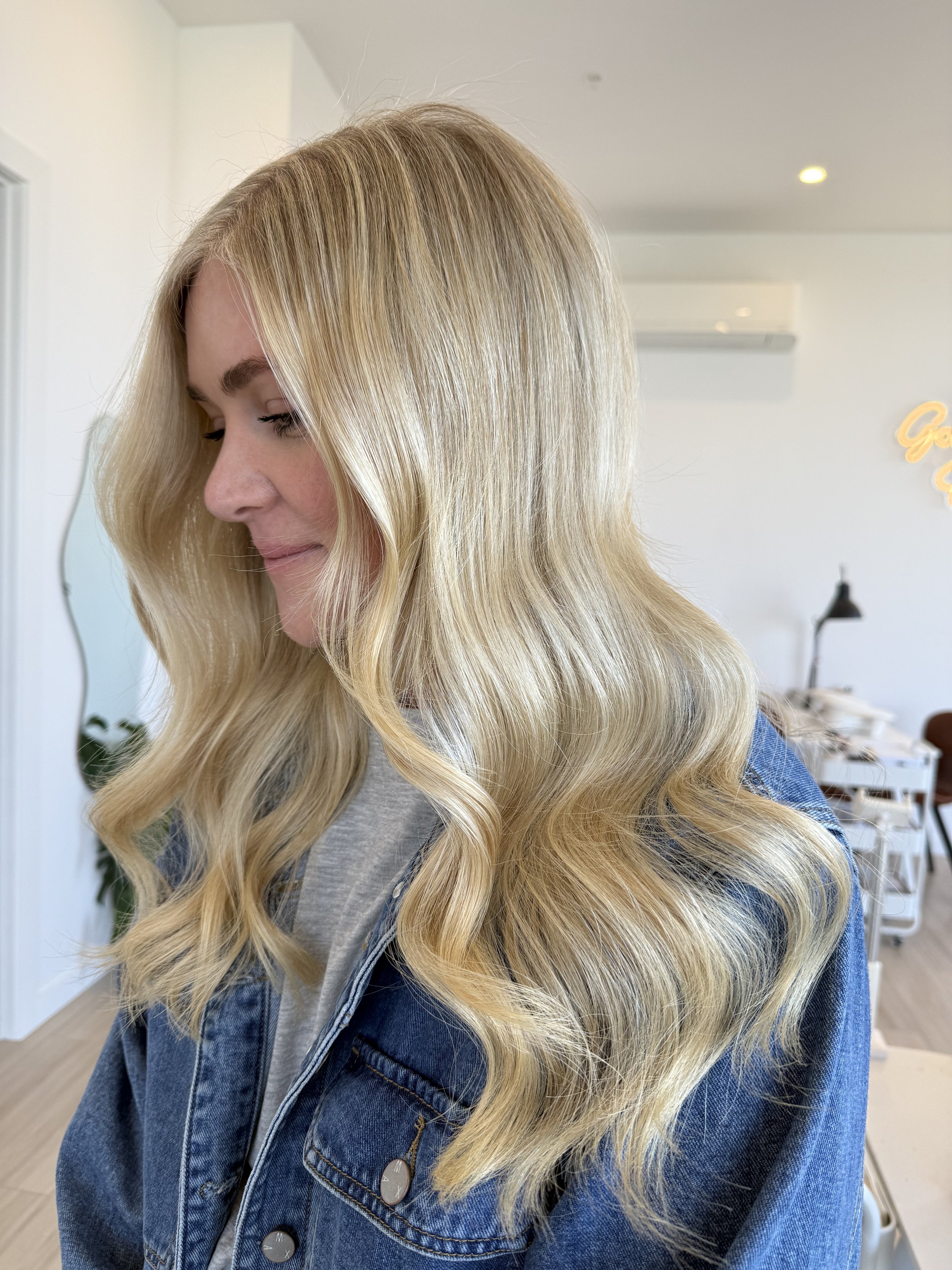 Creamy blonde hair with waves
