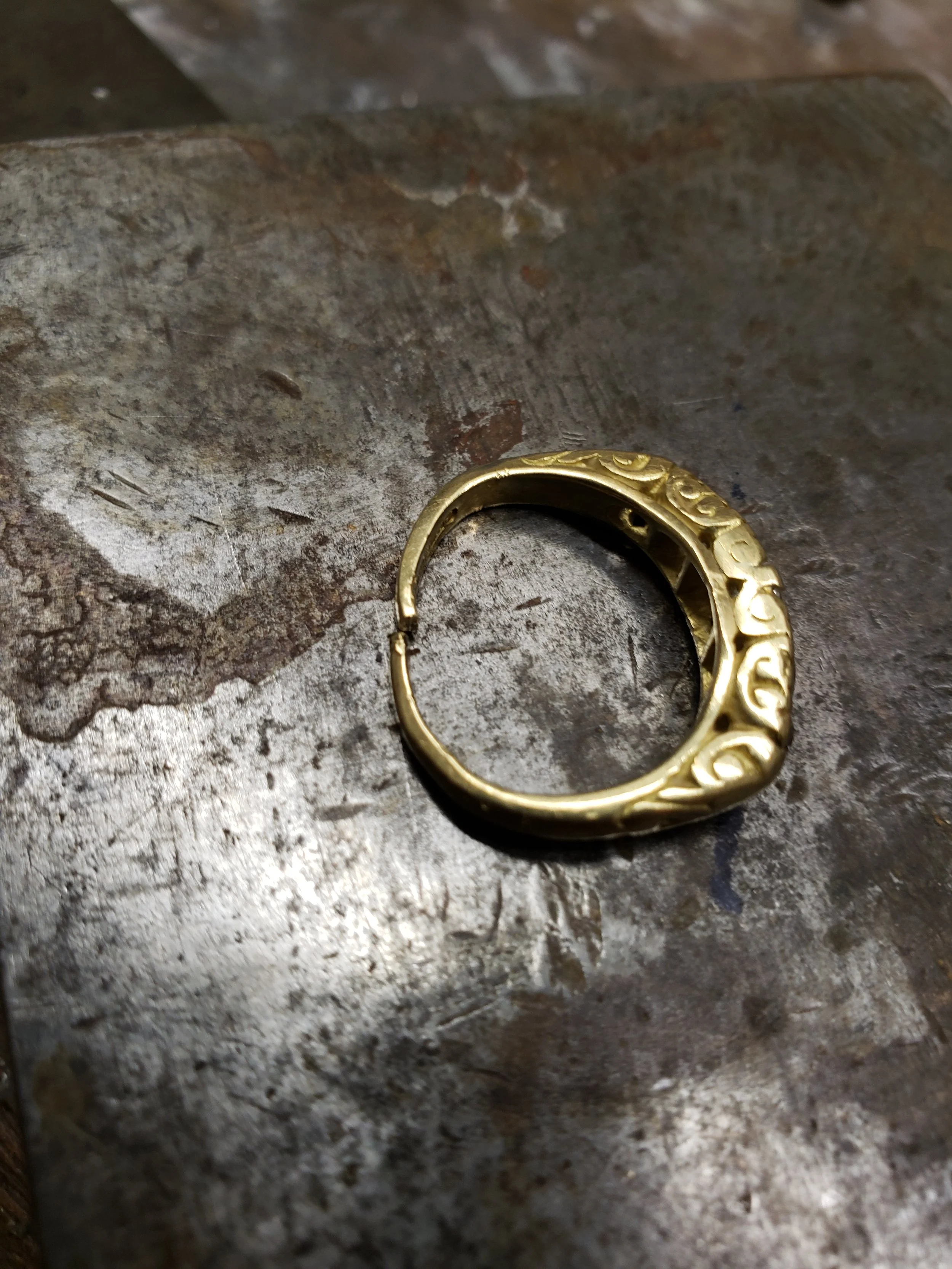 Split & Distorted Ring