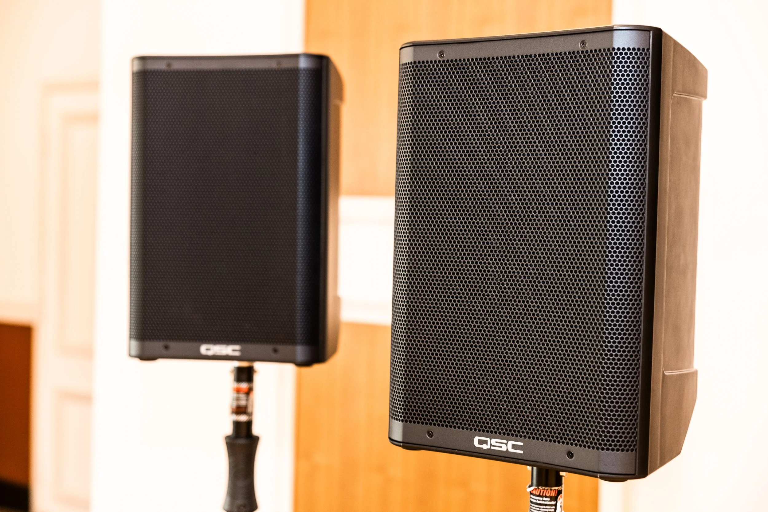 Portable battery-powered DJ speaker setup with wireless audio system, designed for outdoor events and ceremonies without cables by DJ Bam
