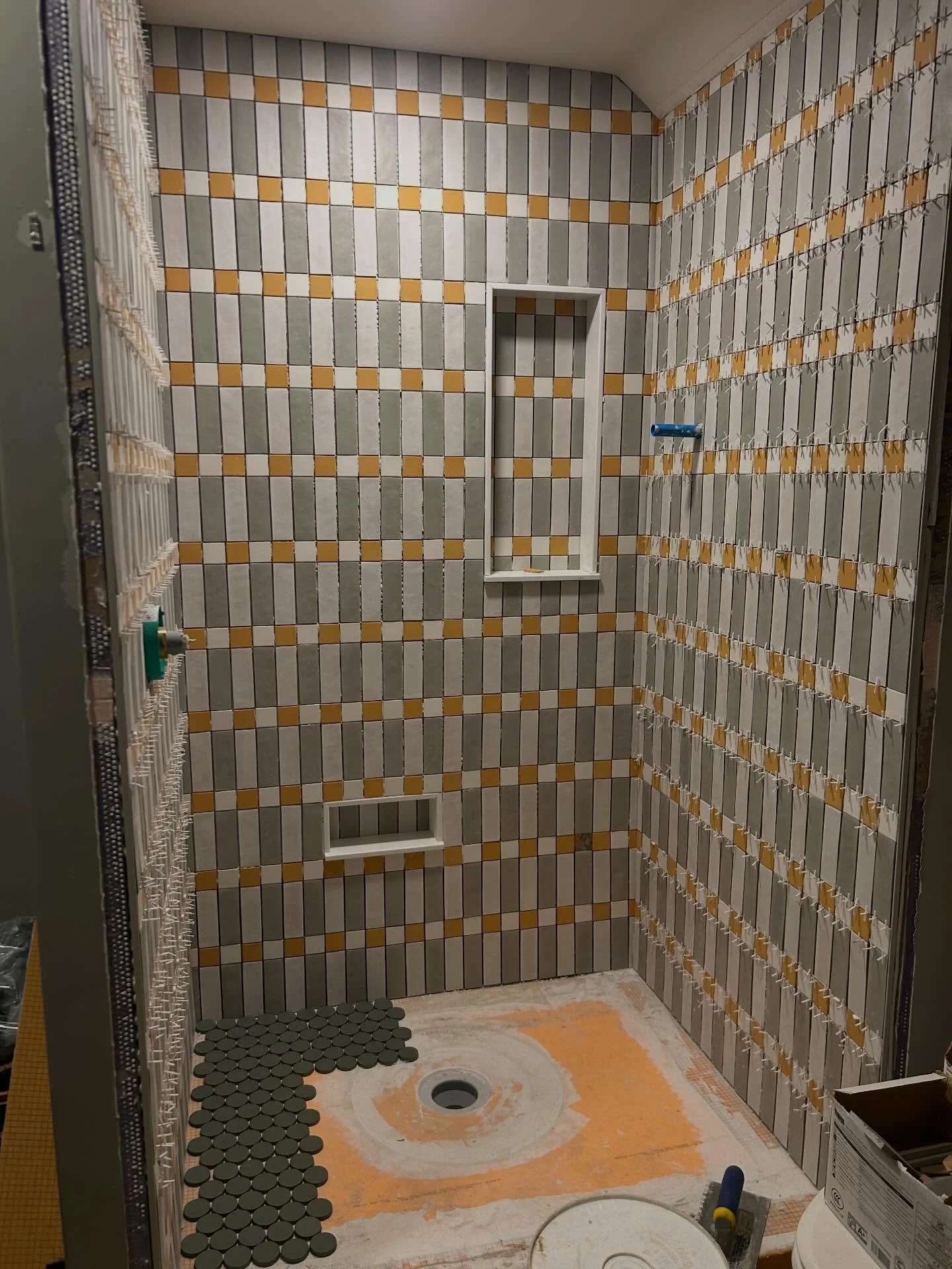 Tile, wallpaper and lighting&hellip; Oh my! 😍

#interiordesign #renovation #wnc #asheville #wallpaper #tile #tilepattern #lighting @tykkebuilders