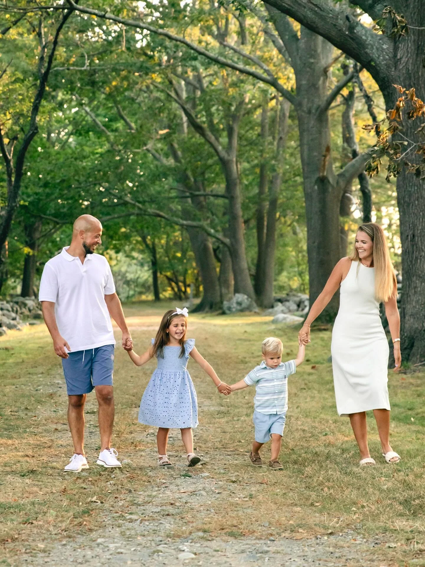 beautiful summertime session with the moreira family 🐚🌞

thank you over and over again to @capturedcompany for the endless exposure and opportunities like this from my summer internship 🫶 

also for the FIRST time ever in my photography &ldquo;car