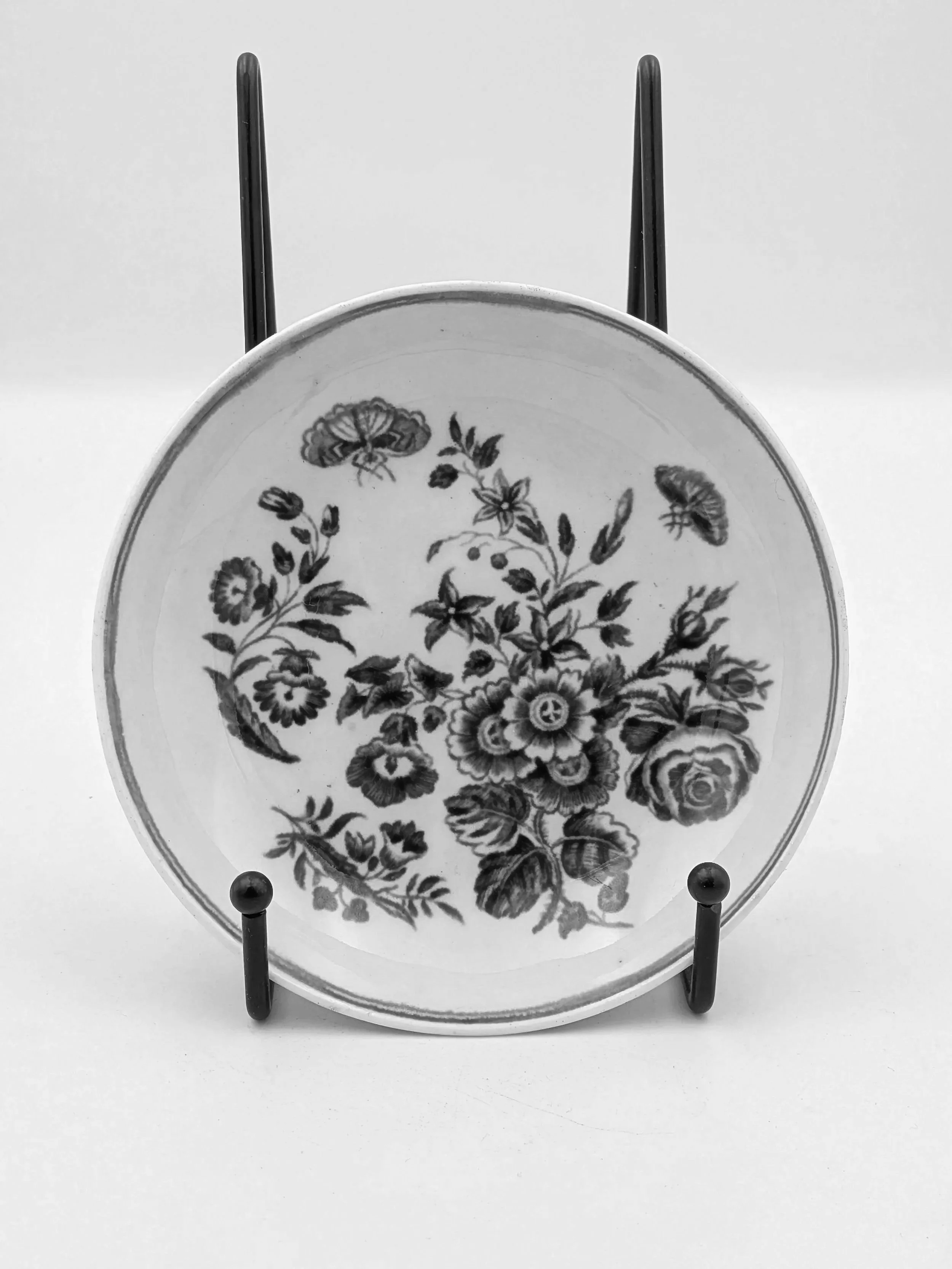 SOLD - First Period Worcester Saucer, 'Three Flowers' (c. 1765)