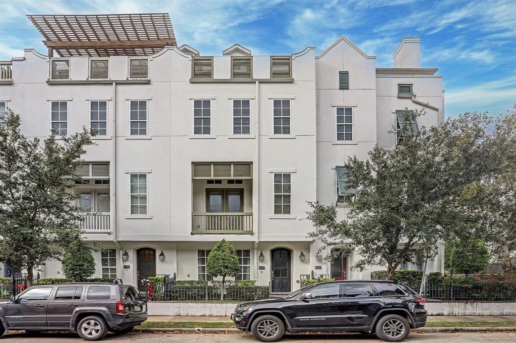 2733 Cortlandt St
Listed For: $3,300