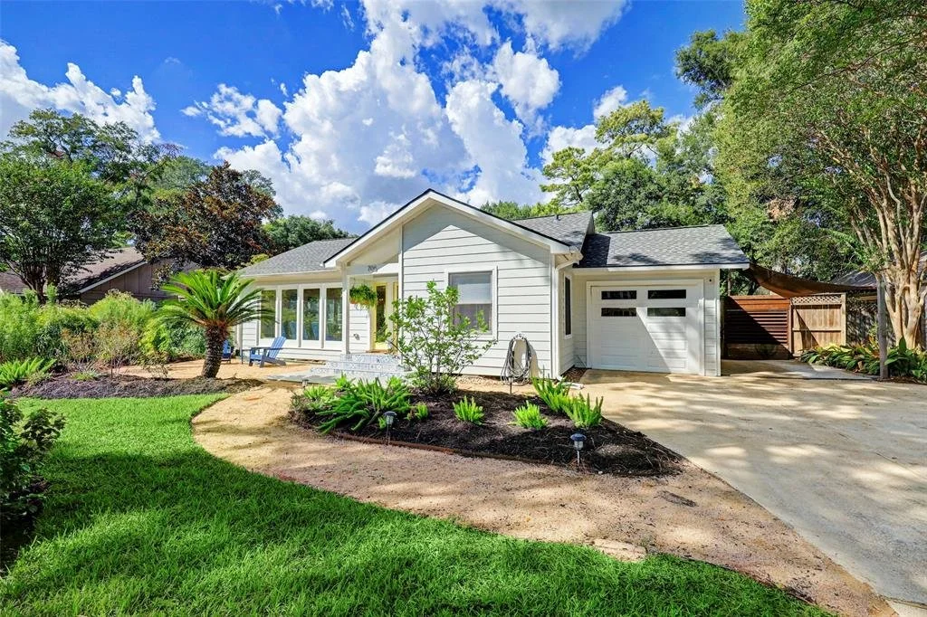 706 W 32nd St
Listed For: $4,700