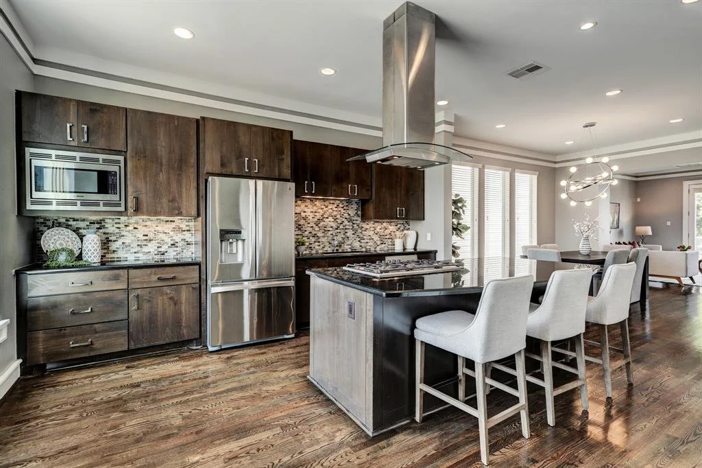 612 W Polk St
Listed For: $4,400