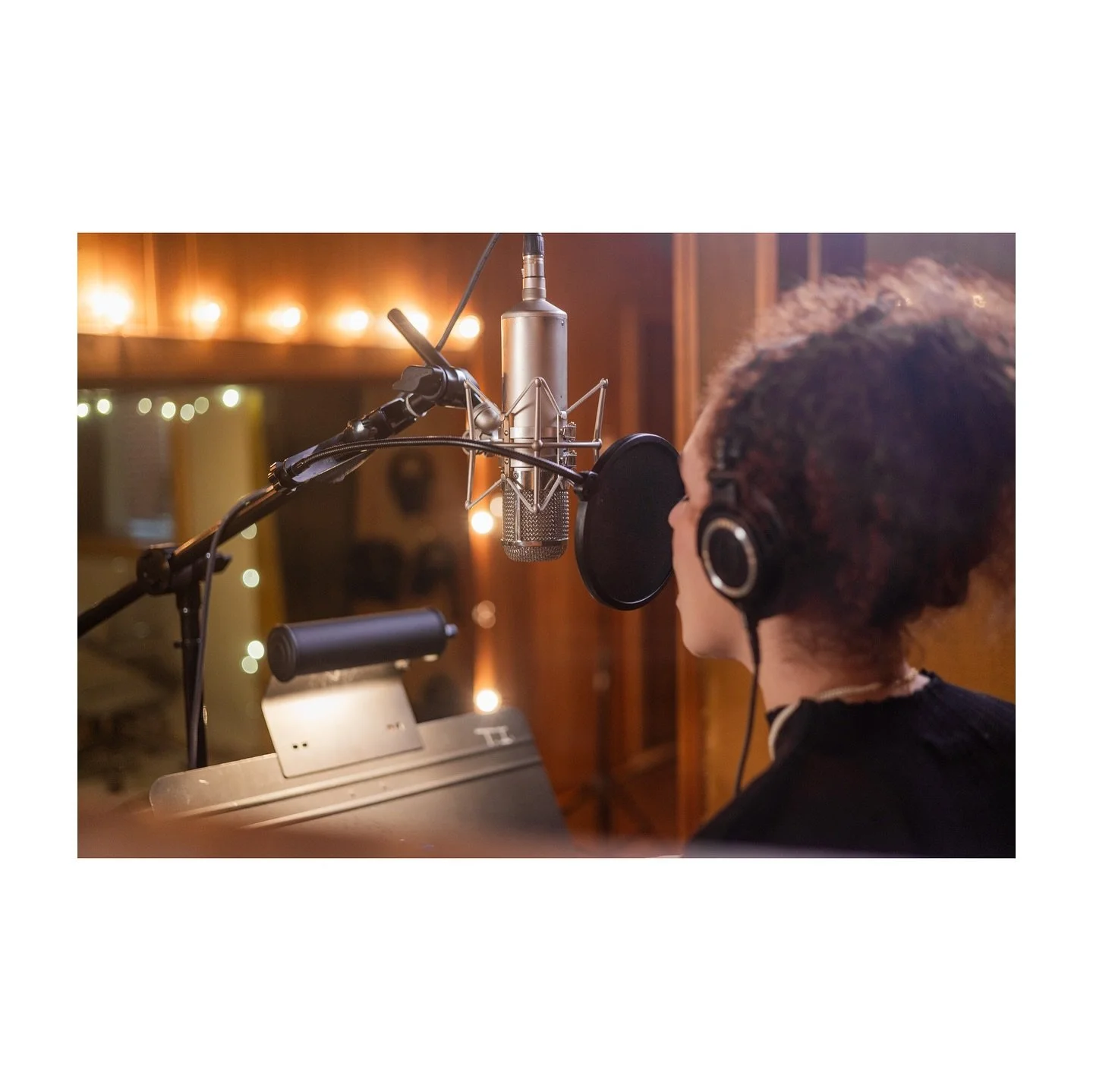 ONE HOUR UNTIL &ldquo;IT&rsquo;S GONNA BE YESTERDAY&rdquo;

&hellip;well, it&rsquo;ll be tomorrow, but you get the gist!

#singersongwriter #newmusic #itsgonnabeyesterday #oldbearrecords #thatupstreamsound #midnight #est #newrelease #whatistime