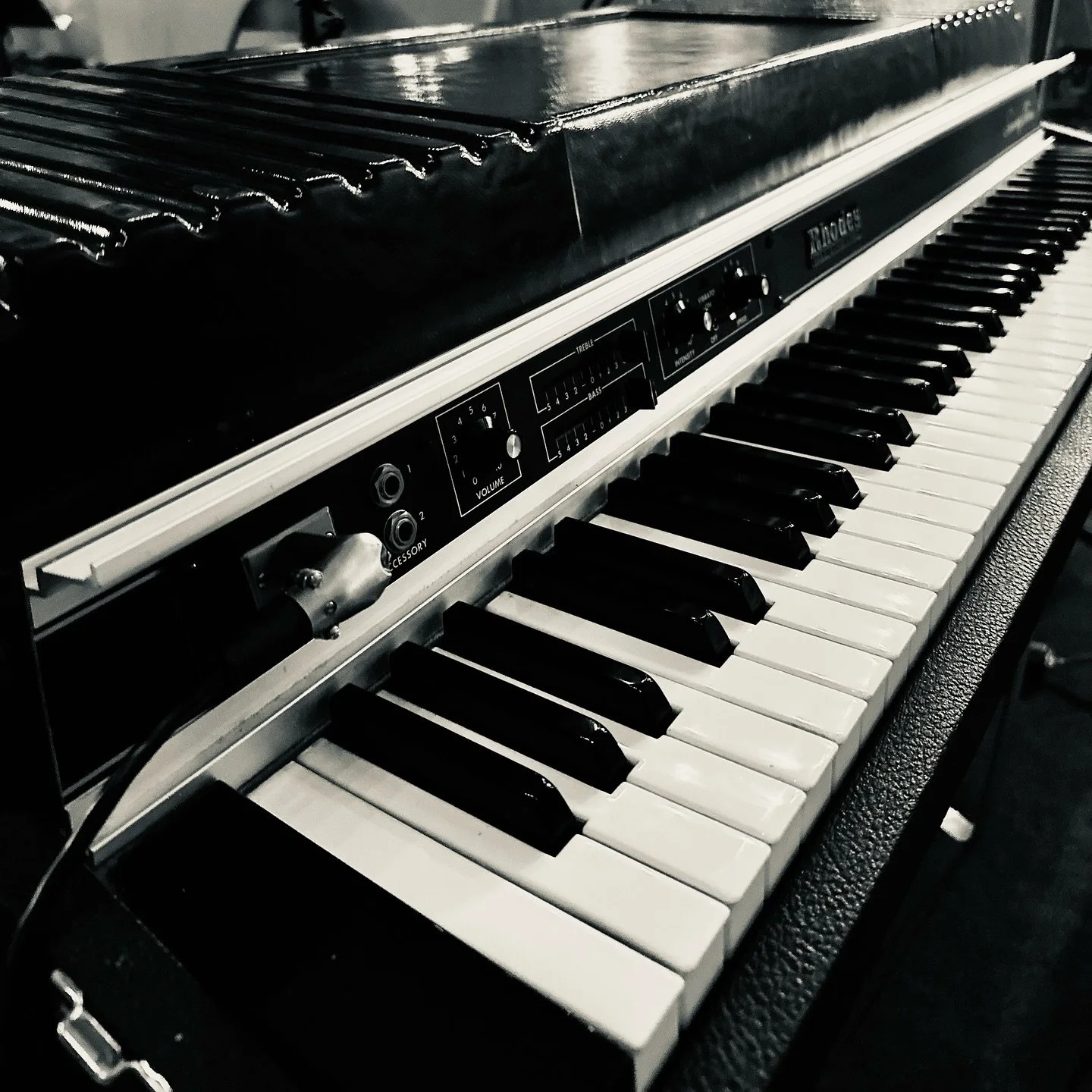 🎹🌧️🩵🎬
&bull;
&bull;
&bull;
when you can&rsquo;t sleep so you watch &ldquo;The Big Sleep&rdquo;
&bull;
&bull;
&bull;
#blackandwhite #photography #piano #raindrops #windows #library #oldsoul #oldmovies #thebigsleep #humphreybogart #laurenbacall #al