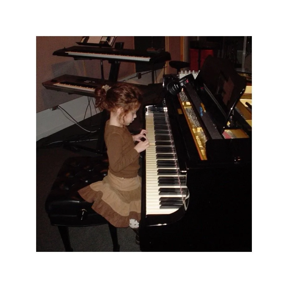 Channeling my inner child this season 🤍🤎✨ Merry Christmas 2025! 
&bull;
&bull;
&bull;
#christmasday #2025 #tbt #songwriting #somethingsneverchange