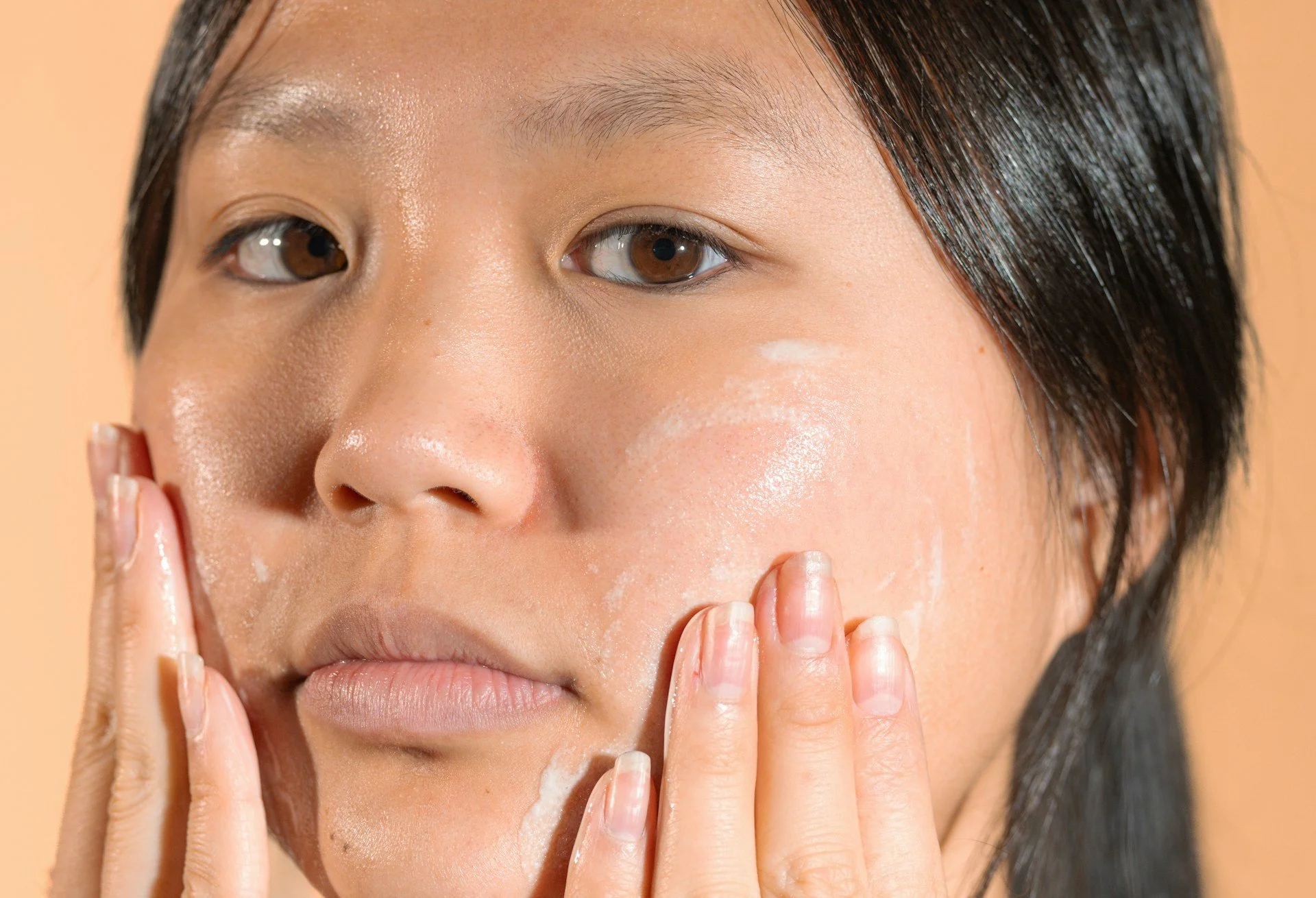Microneedling + Red Light Therapy for Glowing Skin: Research-Backed Benefits for Acne Scars, Wrinkles, Collagen &amp; Texture