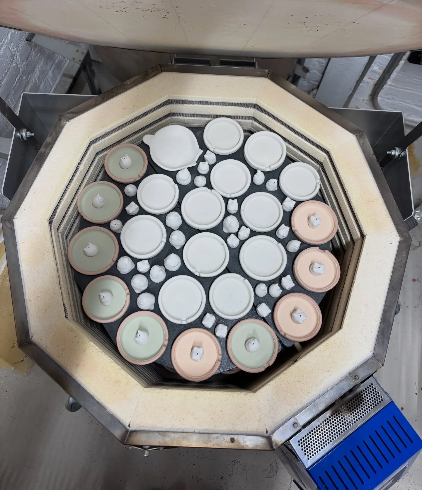 it's been a while since there's been a kiln photo!! we'll have more incense burners at our next market which is @neopenmarkets Cabin Fever March 7 in Warehouse XI!!