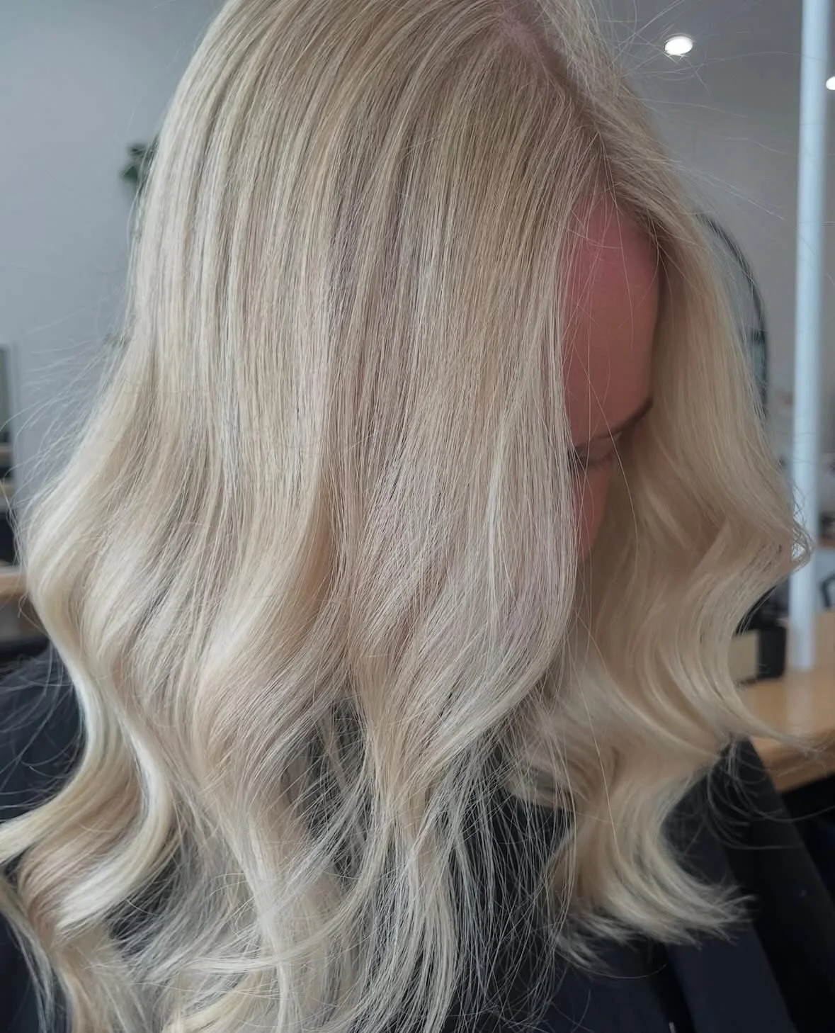 Bright blonde refresh ✨

@illuminating_hair