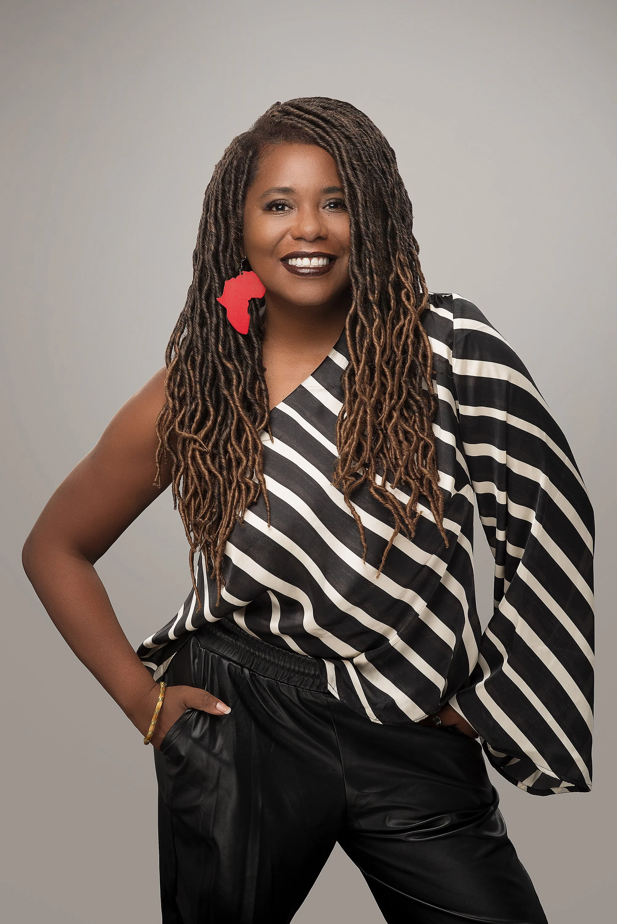 Retrato en estudio de Sofía Carrillo, activista afroperuana. Una imagen poderosa y auténtica, que resalta su liderazgo, identidad y compromiso social. Ideal para uso en medios, ponencias o proyectos institucionales.