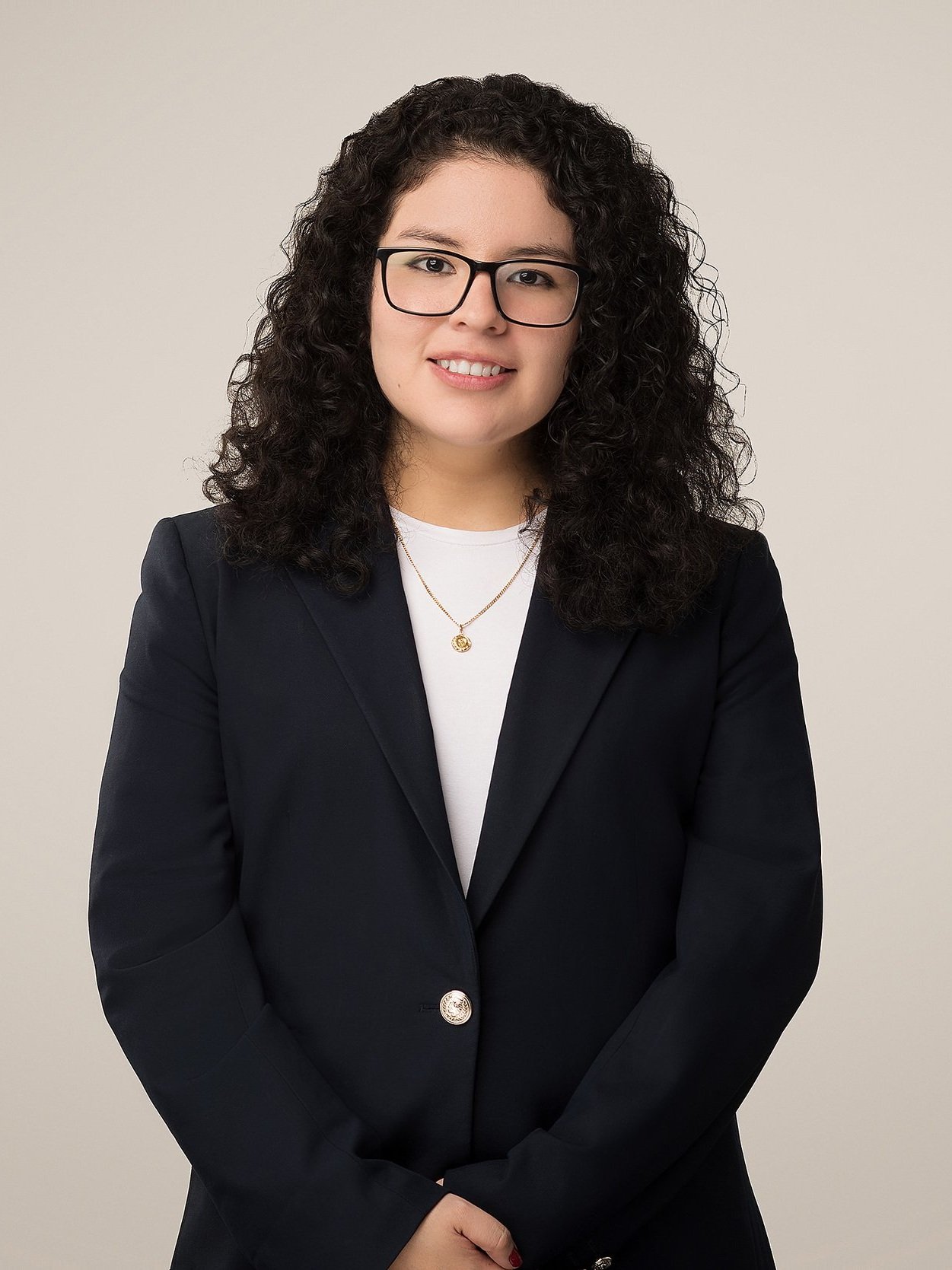 Fotografía en estudio de estilo profesional, con vestimental actual y pose ligeramente formal
