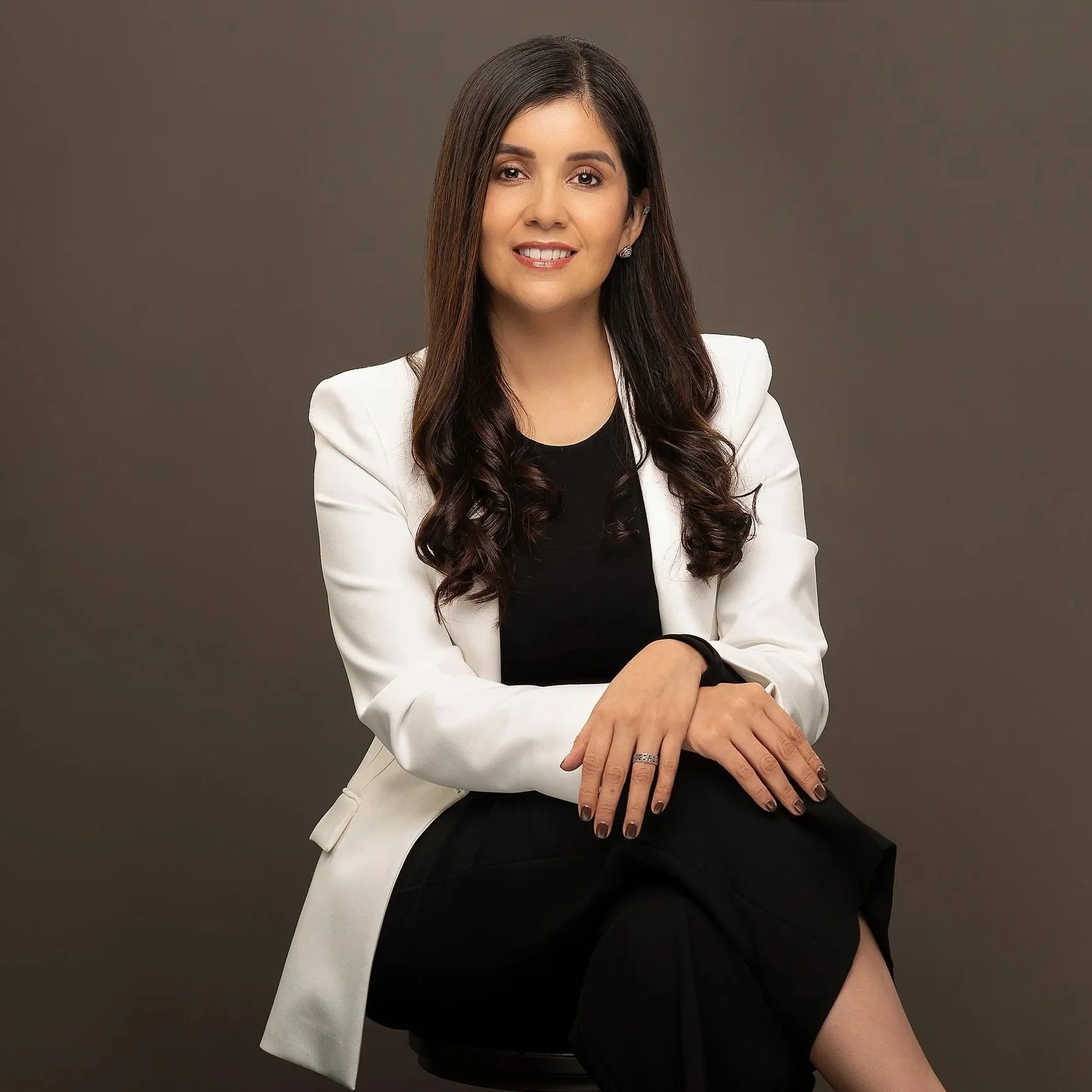 Fotos para linkedin con asesoria integral en estudio fotográfico. Servicio de maquillaje y peinado opcional