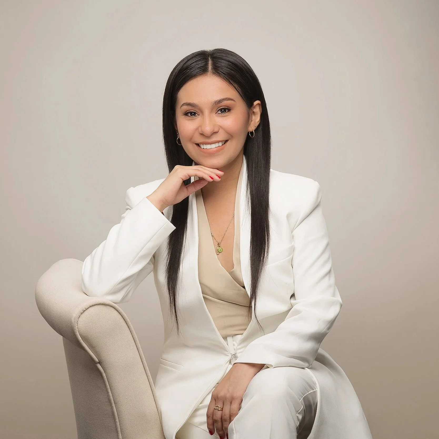 Fotos para linkedin con asesoría de imagen y direccion de poses. Moderno y profesional