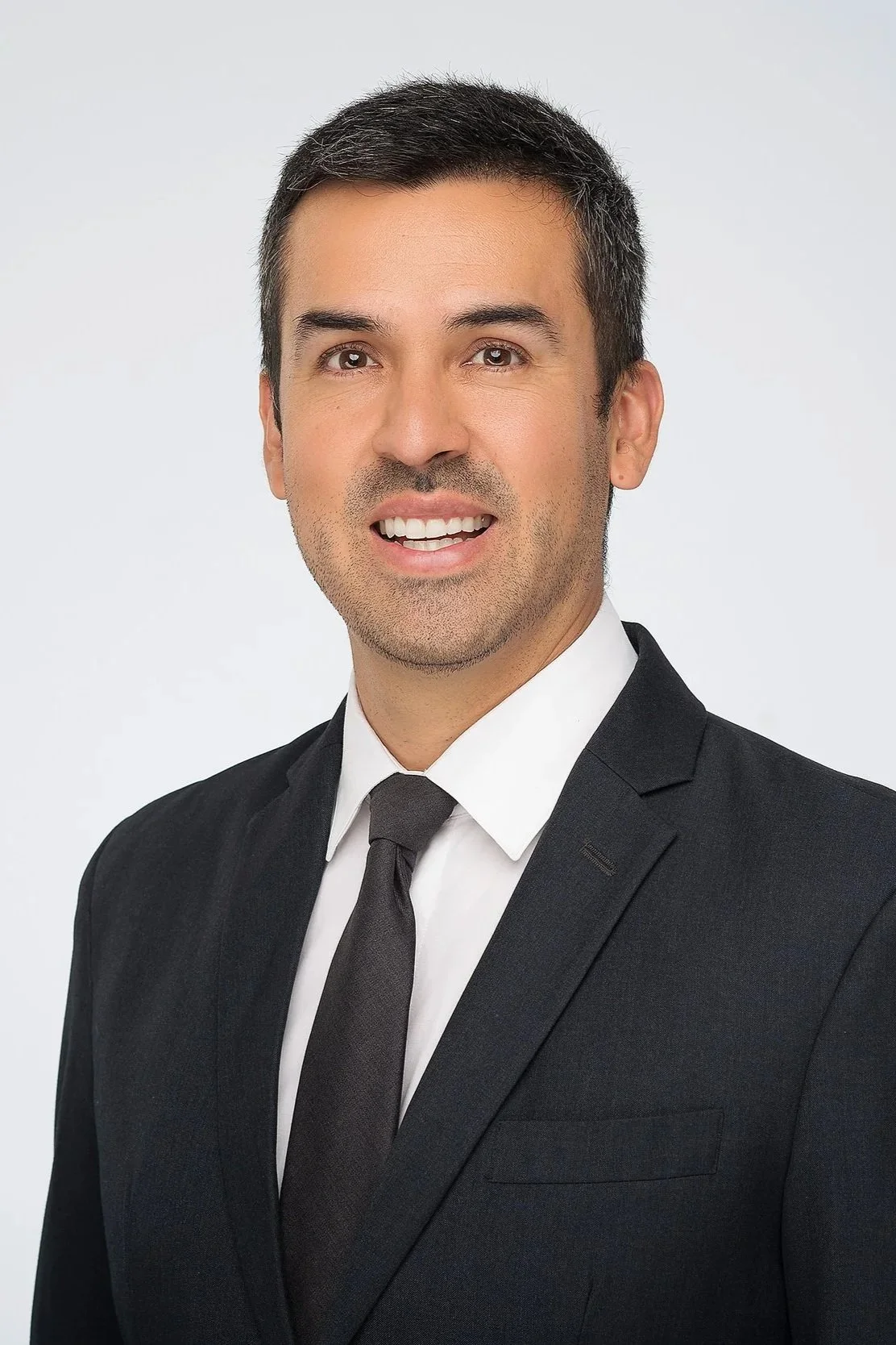 Primer plano de alta calidad para LinkedIn. Sesión de fotos formal realizada en nuestro estudio fotográfico de Santa Catalina en Lima, Perú.