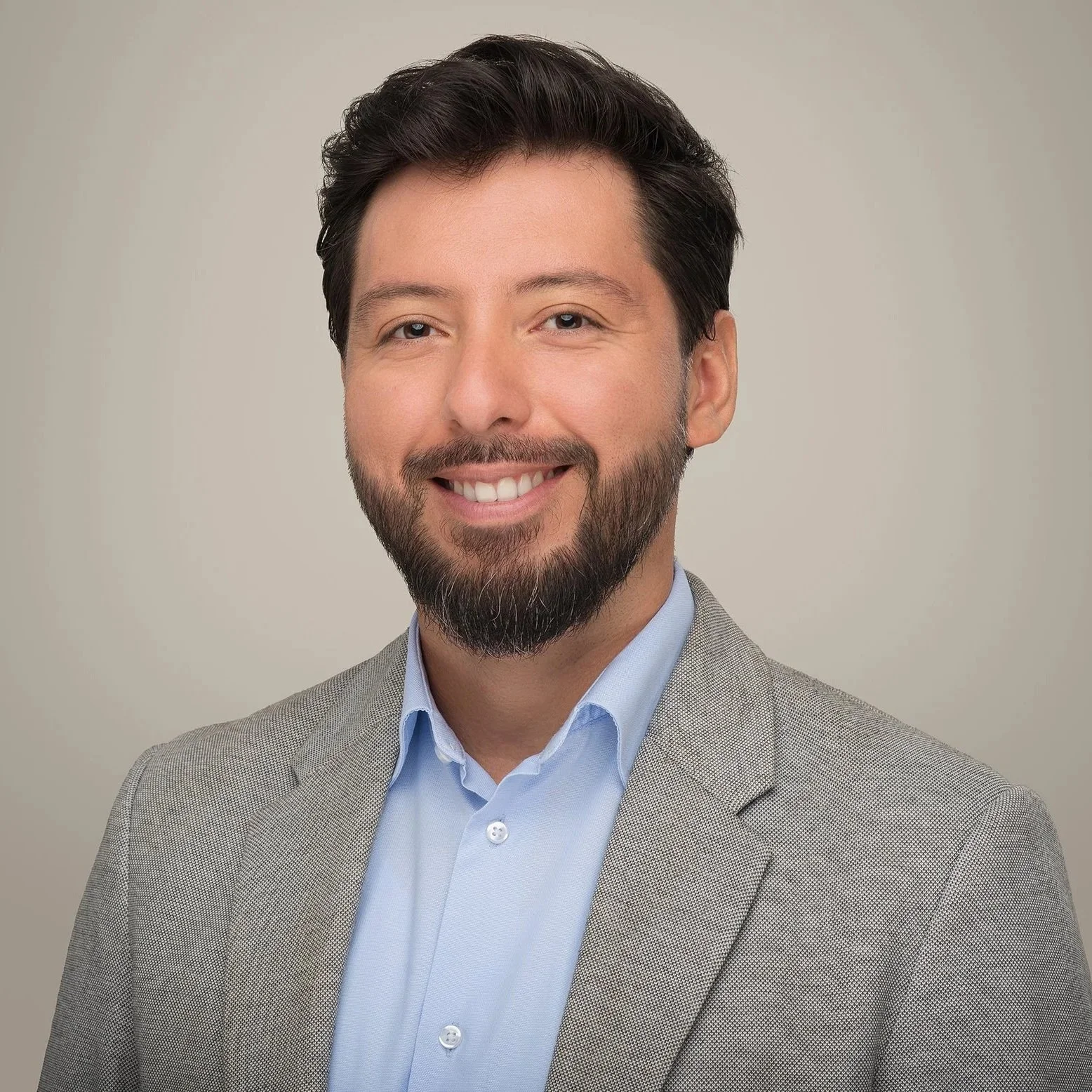 Sesión de fotos para LinkedIn con estilo casual y moderno. Retrato profesional para emprendedores y creativos en Lima.