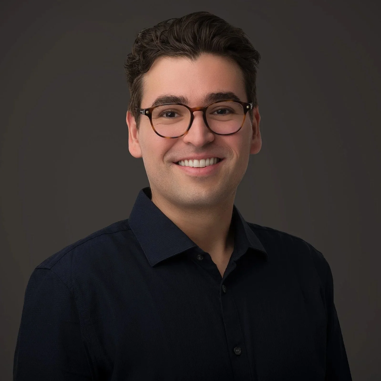 Primer plano de alta calidad para LinkedIn. Sesión de fotos casual business realizada en nuestro estudio fotográfico en Santa Catalina, Lima.