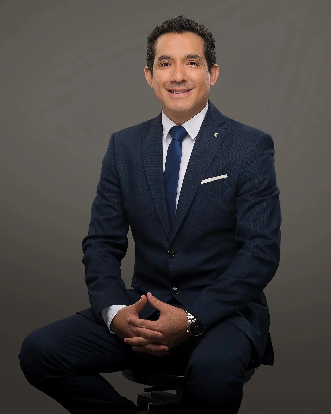 Fotografía de estudio para perfil ejecutivo y que busca una presencia digital impecable.