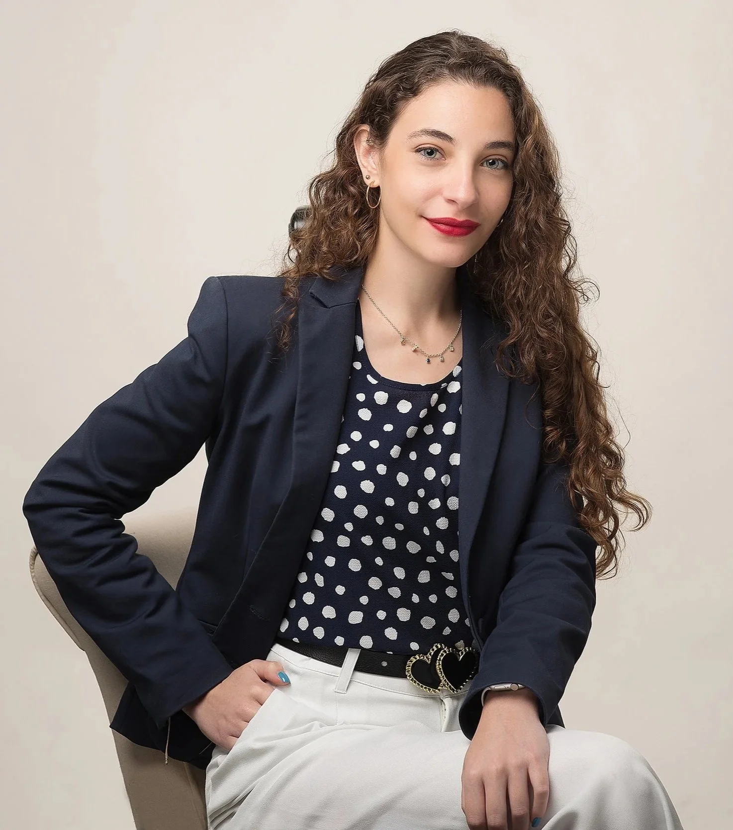 Imagen profesional auténtica para jovenes líderes. Fotografía de marca personal que conecta con la audiencia en entornos de trabajo actuales.