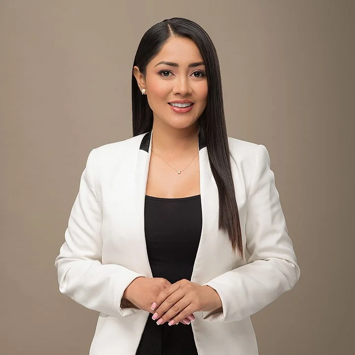 Retrato profesional para LinkedIn en Lima con dirección estratégica de Roxana Casas. Ejemplo de fotografía para perfiles ejecutivos con acompañamiento integral.