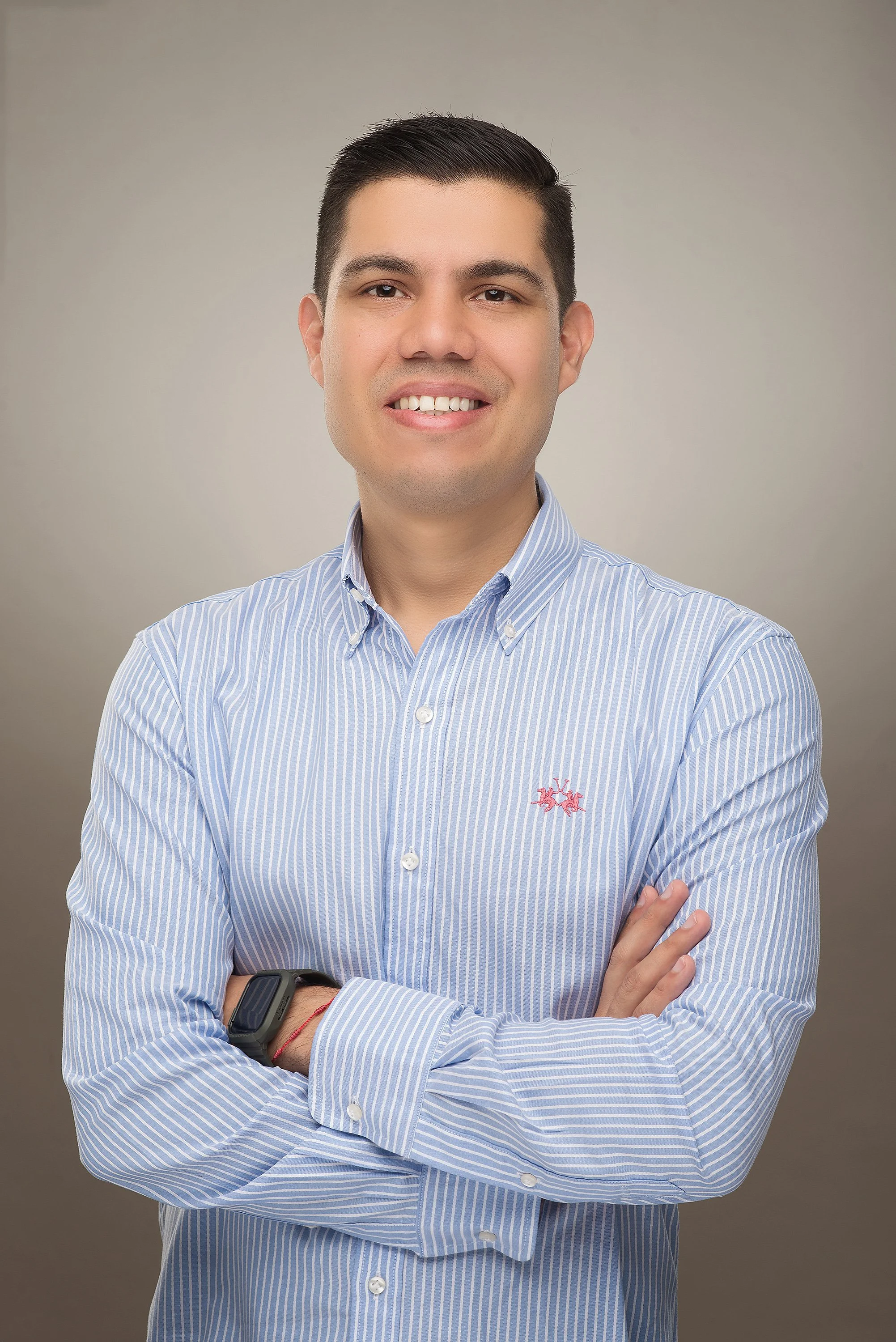 Sesión de fotos para LinkedIn con estilo casual y moderno. Retrato profesional para emprendedores y creativos en Lima.