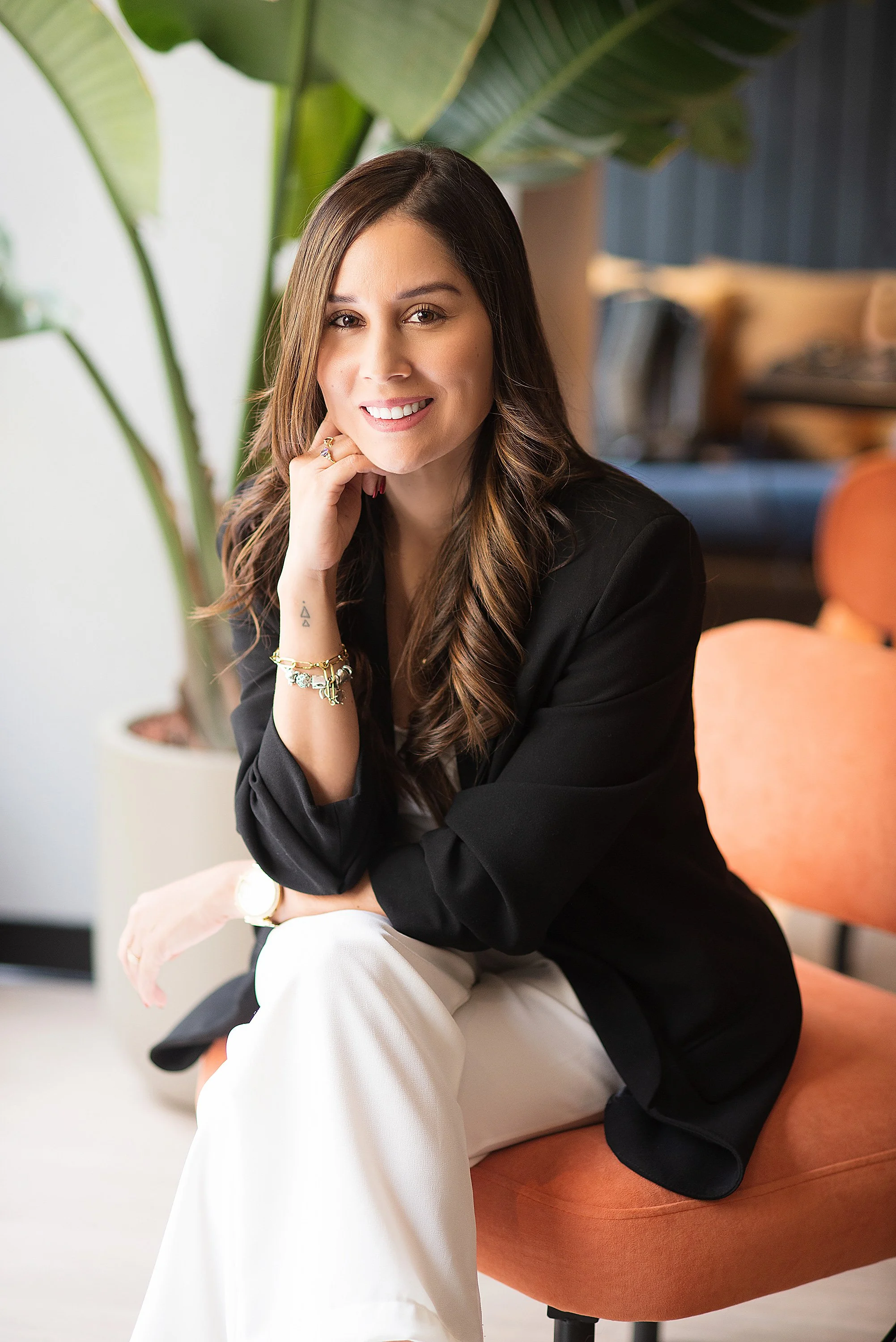 Sesión de fotos de marca personal en oficina coworking para profesionales y emprendedores - Roxana Casas