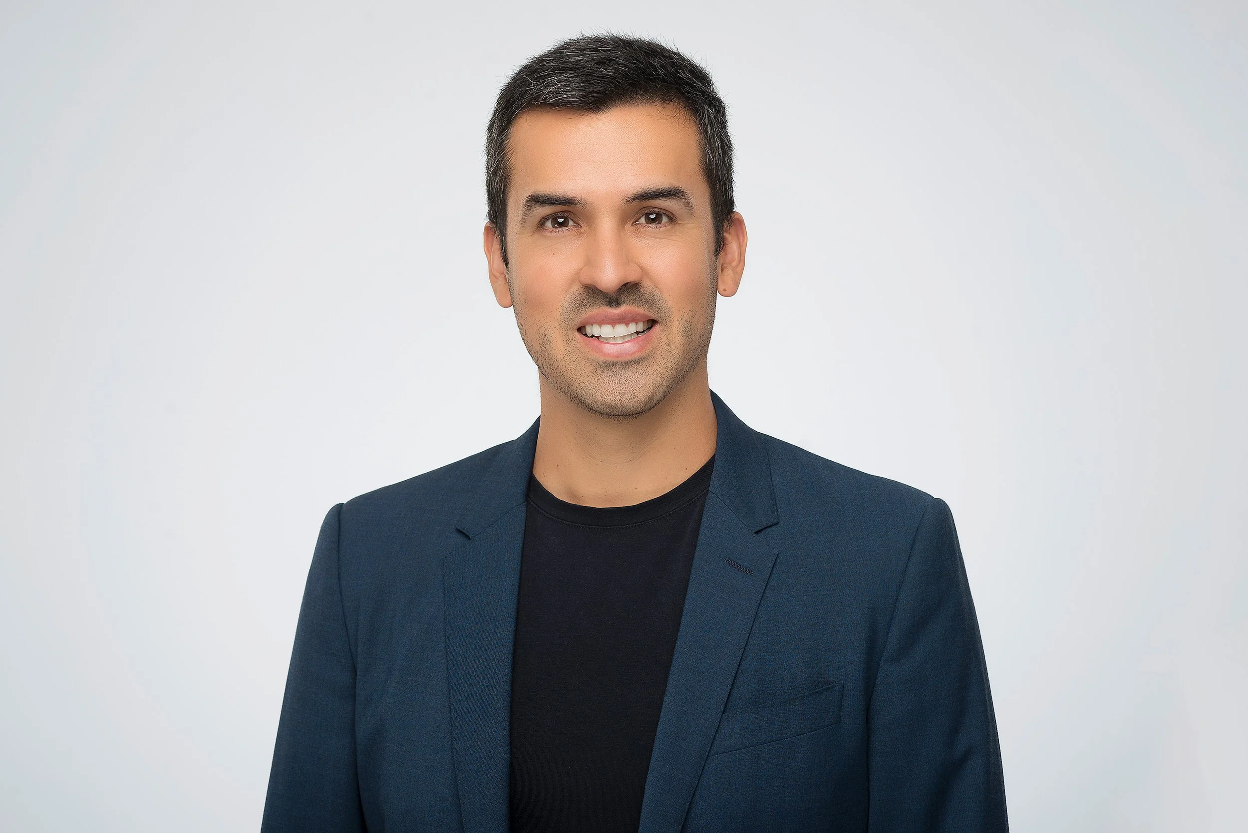 retrato ejecutivo smart casual para perfil de linkedin