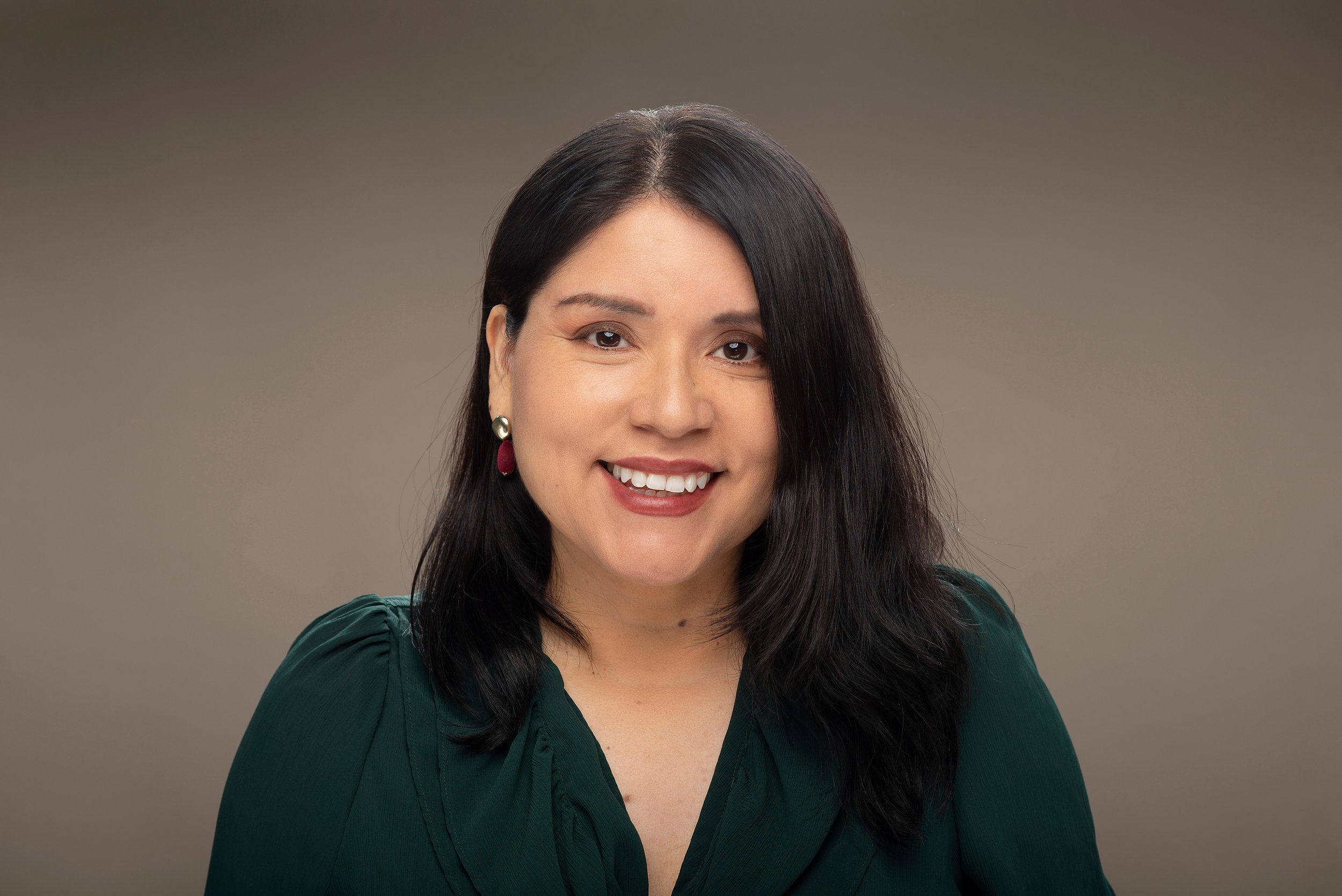 Fotografía para LinkedIn en Lima con dirección de postura y expresión para perfiles de alto impacto.