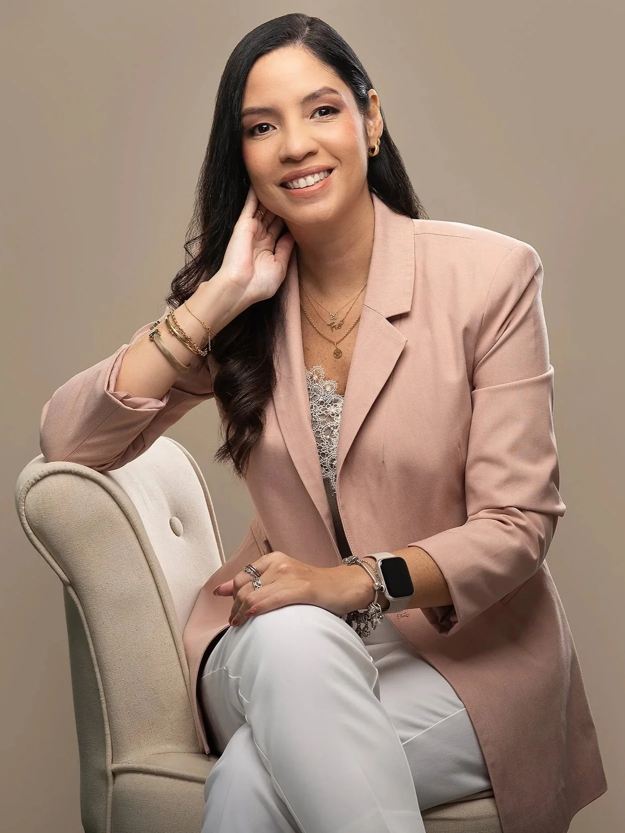 Fotografía ejecutiva para paquete LinkedIn Premium de mujer con blazer rosado en estudio en Lima