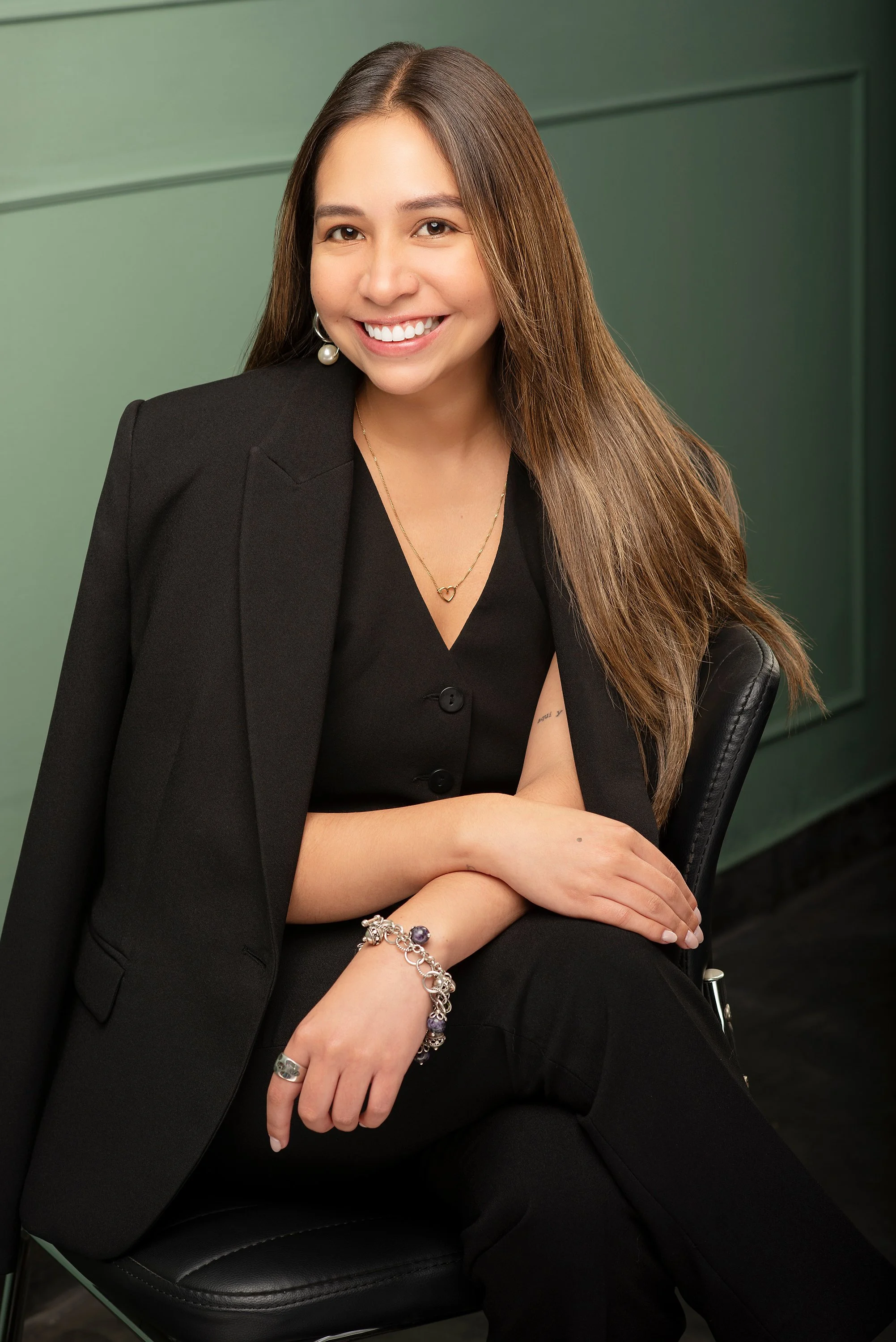 Imagen profesional auténtica para líderes de opinión. Fotografía de marca personal que conecta con la audiencia en entornos de trabajo actuales.