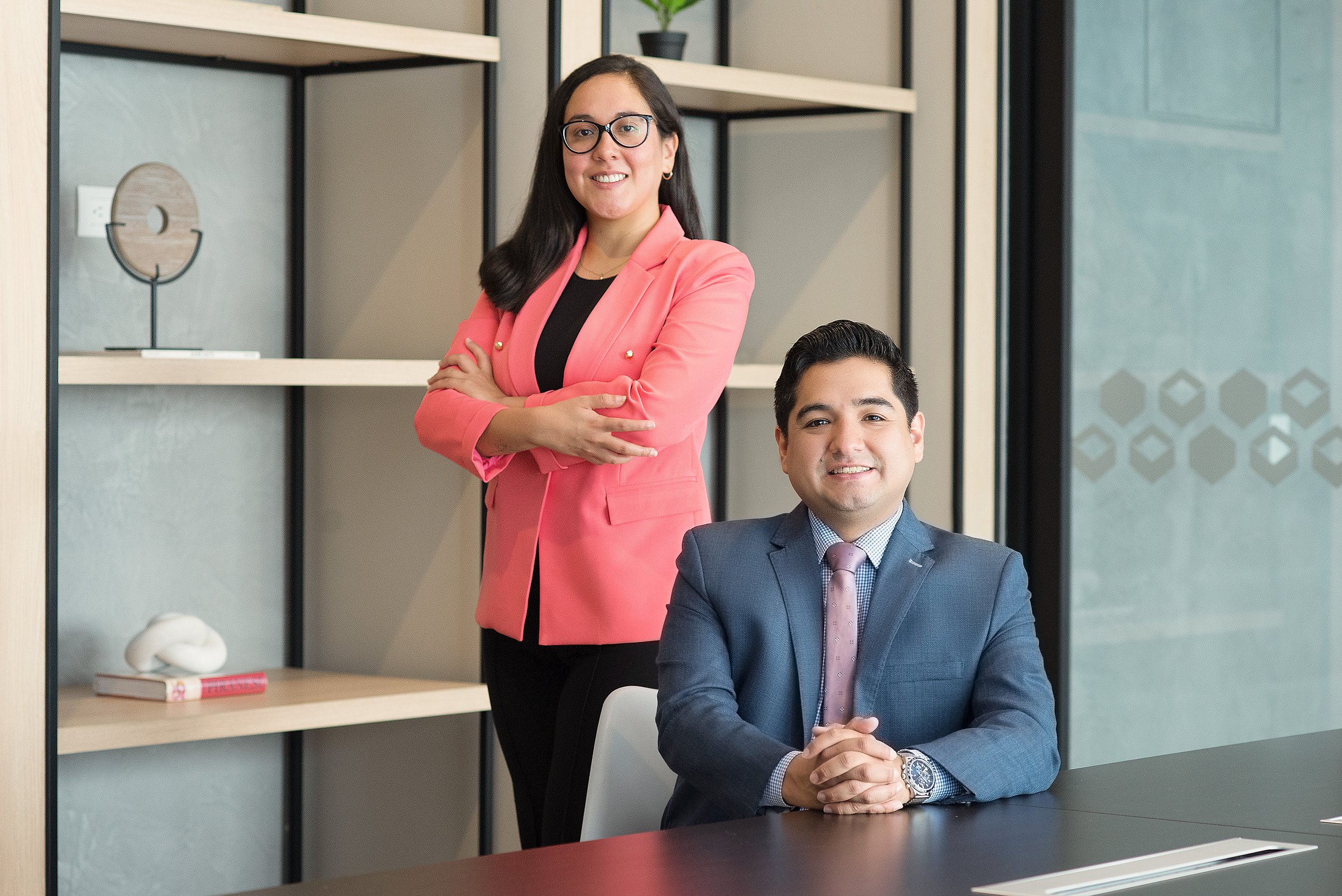 Imagen corporativa de equipo, expresiones seguras y fondo neutro, ideal para web o presentaciones institucionales.