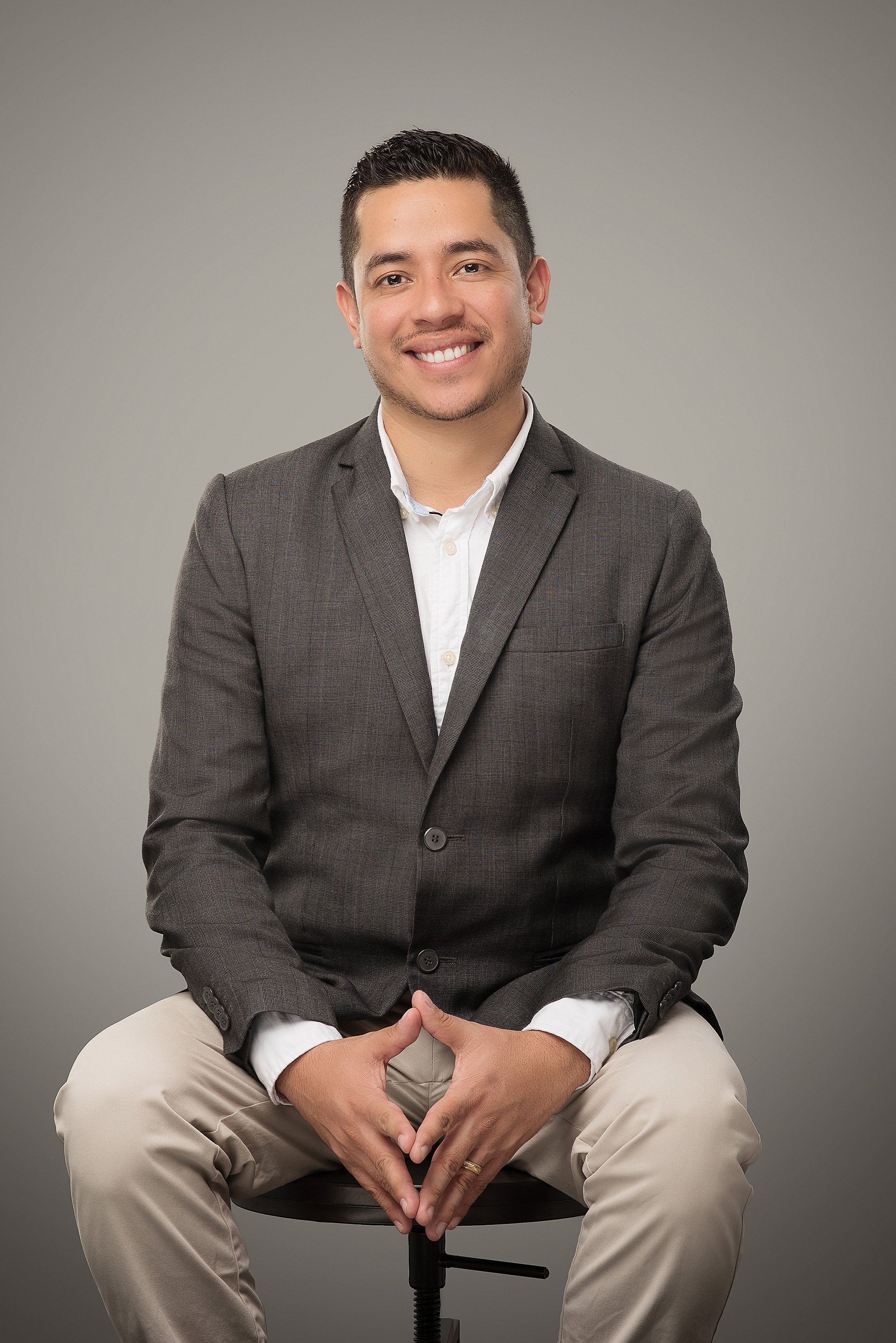 Imagen ejecutiva con expresión sobria y profesional, ideal para LinkedIn, notas de prensa o perfil en web corporativa.